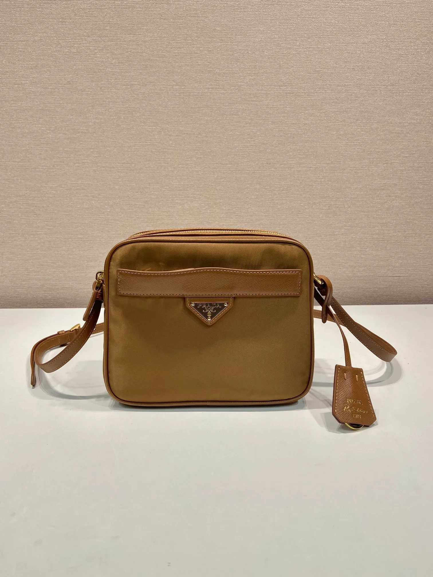 💰1160🎉New 🎉1BH218 Shoulder Bag🎉🎉 This shoulder bag is made of nylon fabric and Saffiano leather, with a double-layer zipper design, adjustable cowhide shoulder straps, an external zipper pocket and elegant Saffiano leather details, and the iconic enameled triangular metal logo as the finishing touch. Simple and elegant, with large capacity and production space, it is also a popular style that will never go out of style. Get it now🎉🎉 Length 21x Height 17x Bottom 8cm🎉🎉🎉💰💰💰