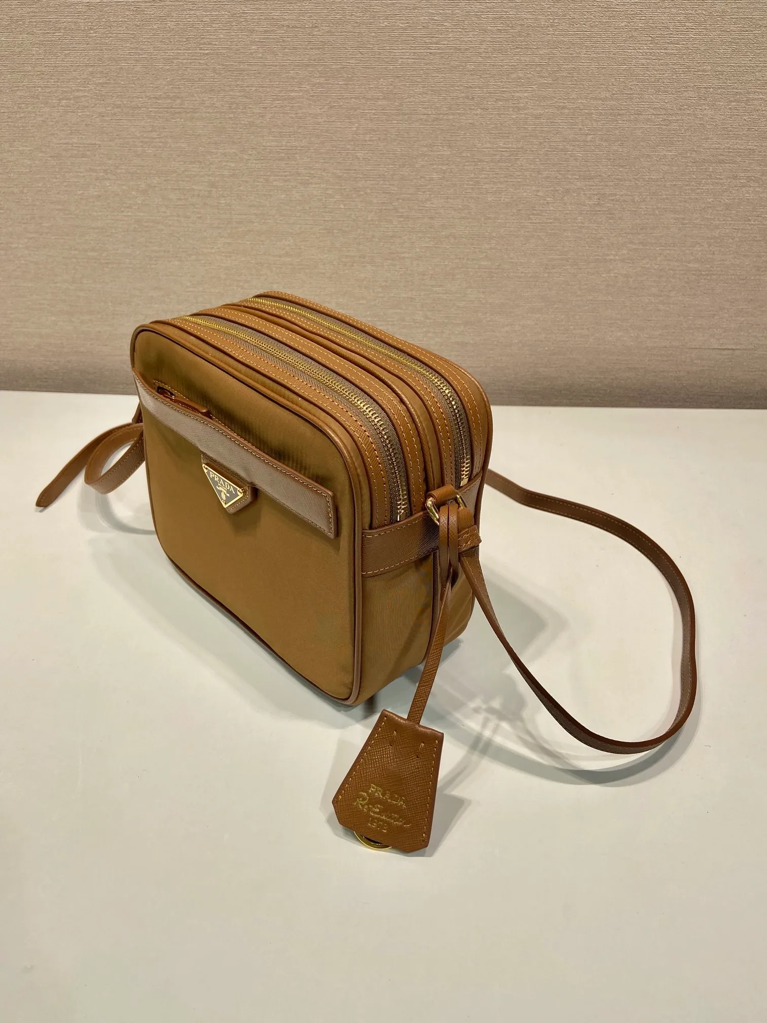 💰1160🎉New 🎉1BH218 Shoulder Bag🎉🎉 This shoulder bag is made of nylon fabric and Saffiano leather, with a double-layer zipper design, adjustable cowhide shoulder straps, an external zipper pocket and elegant Saffiano leather details, and the iconic enameled triangular metal logo as the finishing touch. Simple and elegant, with large capacity and production space, it is also a popular style that will never go out of style. Get it now🎉🎉 Length 21x Height 17x Bottom 8cm🎉🎉🎉💰💰💰