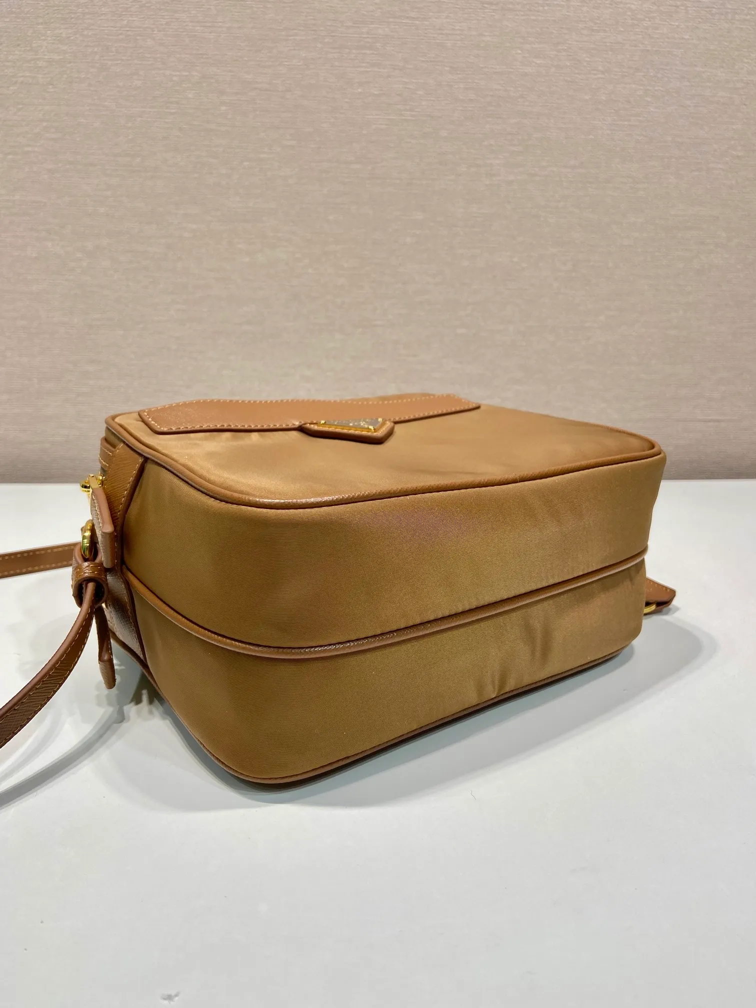 💰1160🎉New 🎉1BH218 Shoulder Bag🎉🎉 This shoulder bag is made of nylon fabric and Saffiano leather, with a double-layer zipper design, adjustable cowhide shoulder straps, an external zipper pocket and elegant Saffiano leather details, and the iconic enameled triangular metal logo as the finishing touch. Simple and elegant, with large capacity and production space, it is also a popular style that will never go out of style. Get it now🎉🎉 Length 21x Height 17x Bottom 8cm🎉🎉🎉💰💰💰