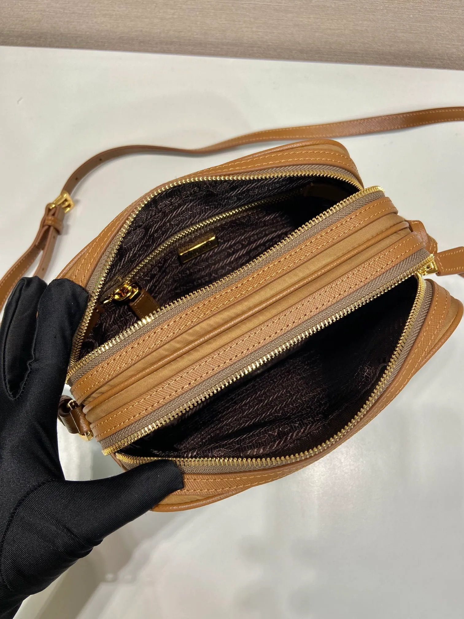 💰1160🎉New 🎉1BH218 Shoulder Bag🎉🎉 This shoulder bag is made of nylon fabric and Saffiano leather, with a double-layer zipper design, adjustable cowhide shoulder straps, an external zipper pocket and elegant Saffiano leather details, and the iconic enameled triangular metal logo as the finishing touch. Simple and elegant, with large capacity and production space, it is also a popular style that will never go out of style. Get it now🎉🎉 Length 21x Height 17x Bottom 8cm🎉🎉🎉💰💰💰