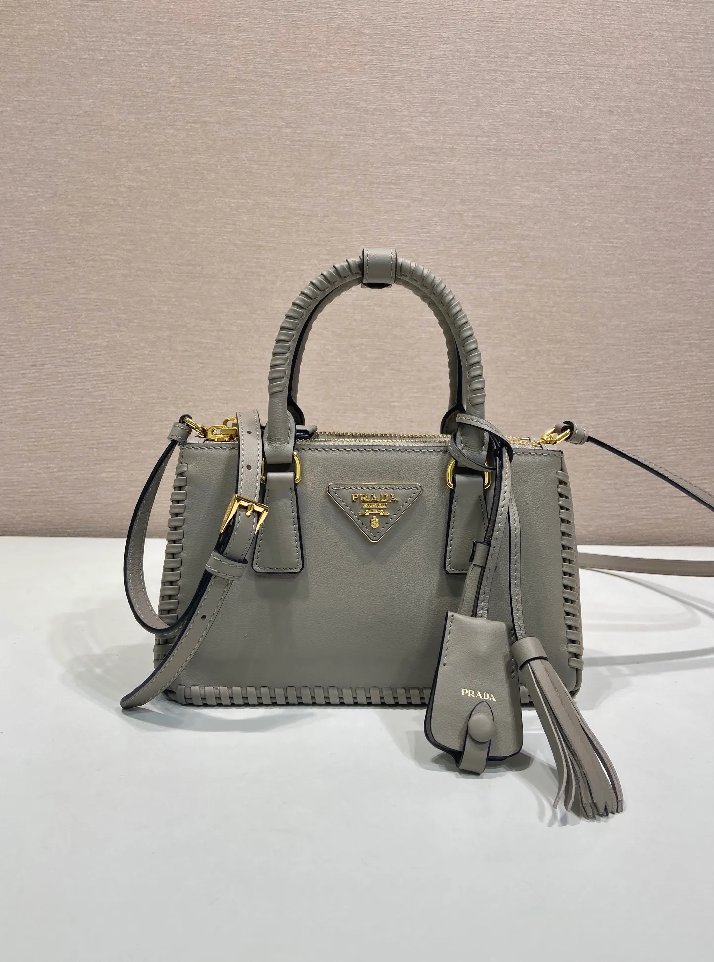 💰1900🎉Woven mini killer🎉1BA916 double shoulder strap🎉🎉 This Galleria handbag is made of iconic imported calfskin, equipped with 2 detachable shoulder straps, hand-woven thread, top brushed hardware👍👍 It is a chic interpretation of classic and timeless elegance. For beauties in the current era of fashionable small bags. It’s worth owning, it can easily be used for girls’ daily travels📱💄🚗🔑, it has large capacity, is beautiful and practical🙊🙊A bag that will never go out of style anytime you use it😘😘Hurry up and get it👏👏Another popular style that will never go out of style🎉🎉 Length 21x Height 12.5x Bottom 8.5cm