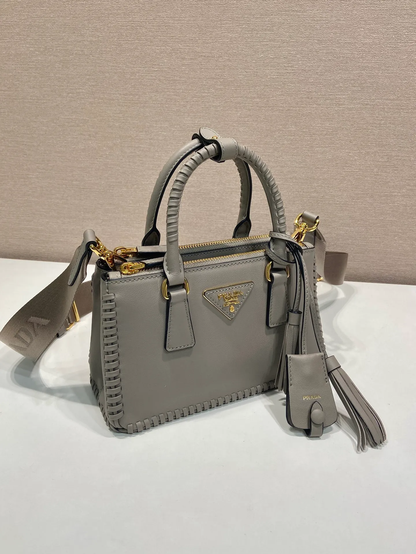 💰1900🎉Woven mini killer🎉1BA916 double shoulder strap🎉🎉 This Galleria handbag is made of iconic imported calfskin, equipped with 2 detachable shoulder straps, hand-woven thread, top brushed hardware👍👍 It is a chic interpretation of classic and timeless elegance. For beauties in the current era of fashionable small bags. It’s worth owning, it can easily be used for girls’ daily travels📱💄🚗🔑, it has large capacity, is beautiful and practical🙊🙊A bag that will never go out of style anytime you use it😘😘Hurry up and get it👏👏Another popular style that will never go out of style🎉🎉 Length 21x Height 12.5x Bottom 8.5cm