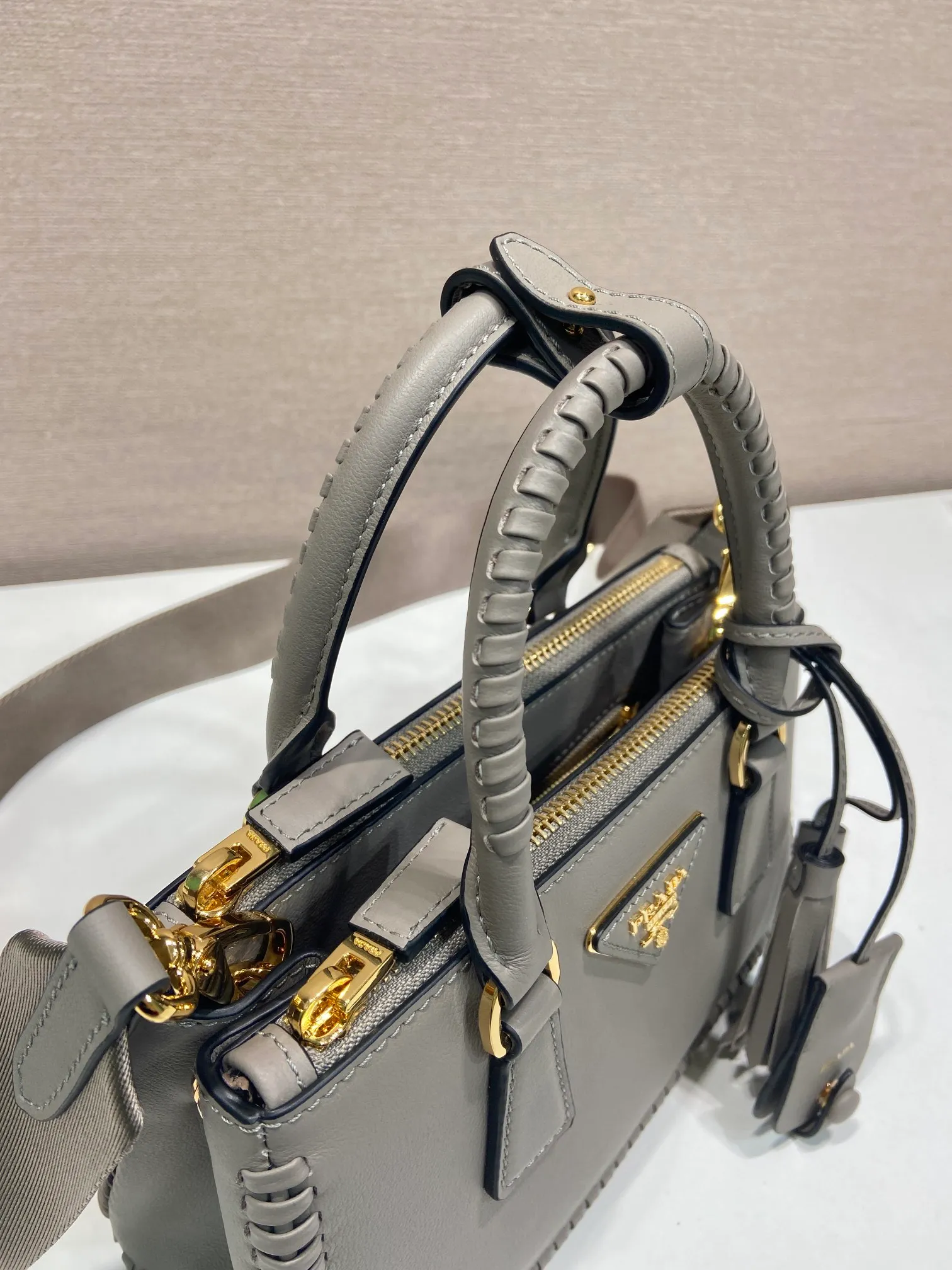 💰1900🎉Woven mini killer🎉1BA916 double shoulder strap🎉🎉 This Galleria handbag is made of iconic imported calfskin, equipped with 2 detachable shoulder straps, hand-woven thread, top brushed hardware👍👍 It is a chic interpretation of classic and timeless elegance. For beauties in the current era of fashionable small bags. It’s worth owning, it can easily be used for girls’ daily travels📱💄🚗🔑, it has large capacity, is beautiful and practical🙊🙊A bag that will never go out of style anytime you use it😘😘Hurry up and get it👏👏Another popular style that will never go out of style🎉🎉 Length 21x Height 12.5x Bottom 8.5cm