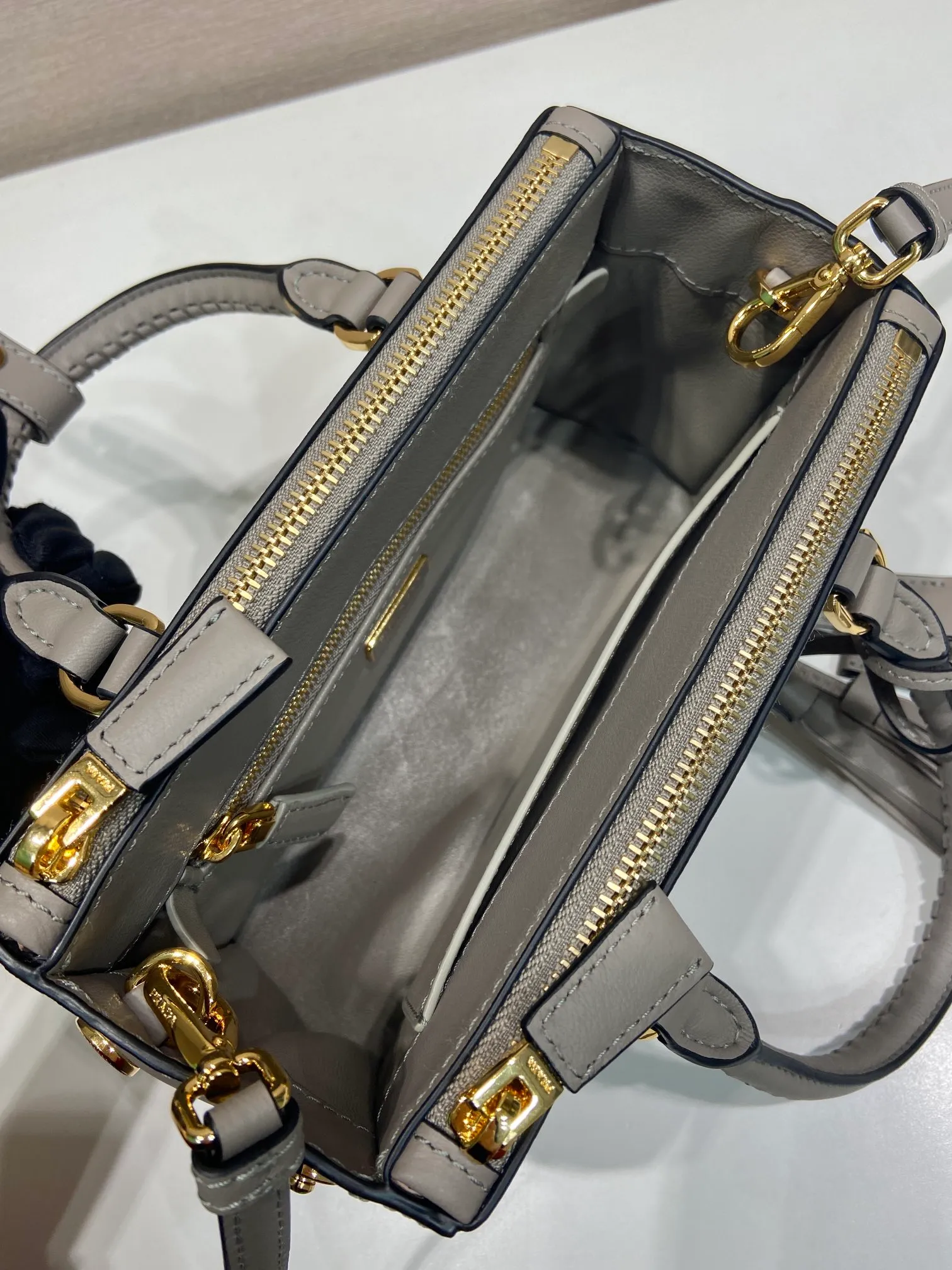💰1900🎉Woven mini killer🎉1BA916 double shoulder strap🎉🎉 This Galleria handbag is made of iconic imported calfskin, equipped with 2 detachable shoulder straps, hand-woven thread, top brushed hardware👍👍 It is a chic interpretation of classic and timeless elegance. For beauties in the current era of fashionable small bags. It’s worth owning, it can easily be used for girls’ daily travels📱💄🚗🔑, it has large capacity, is beautiful and practical🙊🙊A bag that will never go out of style anytime you use it😘😘Hurry up and get it👏👏Another popular style that will never go out of style🎉🎉 Length 21x Height 12.5x Bottom 8.5cm