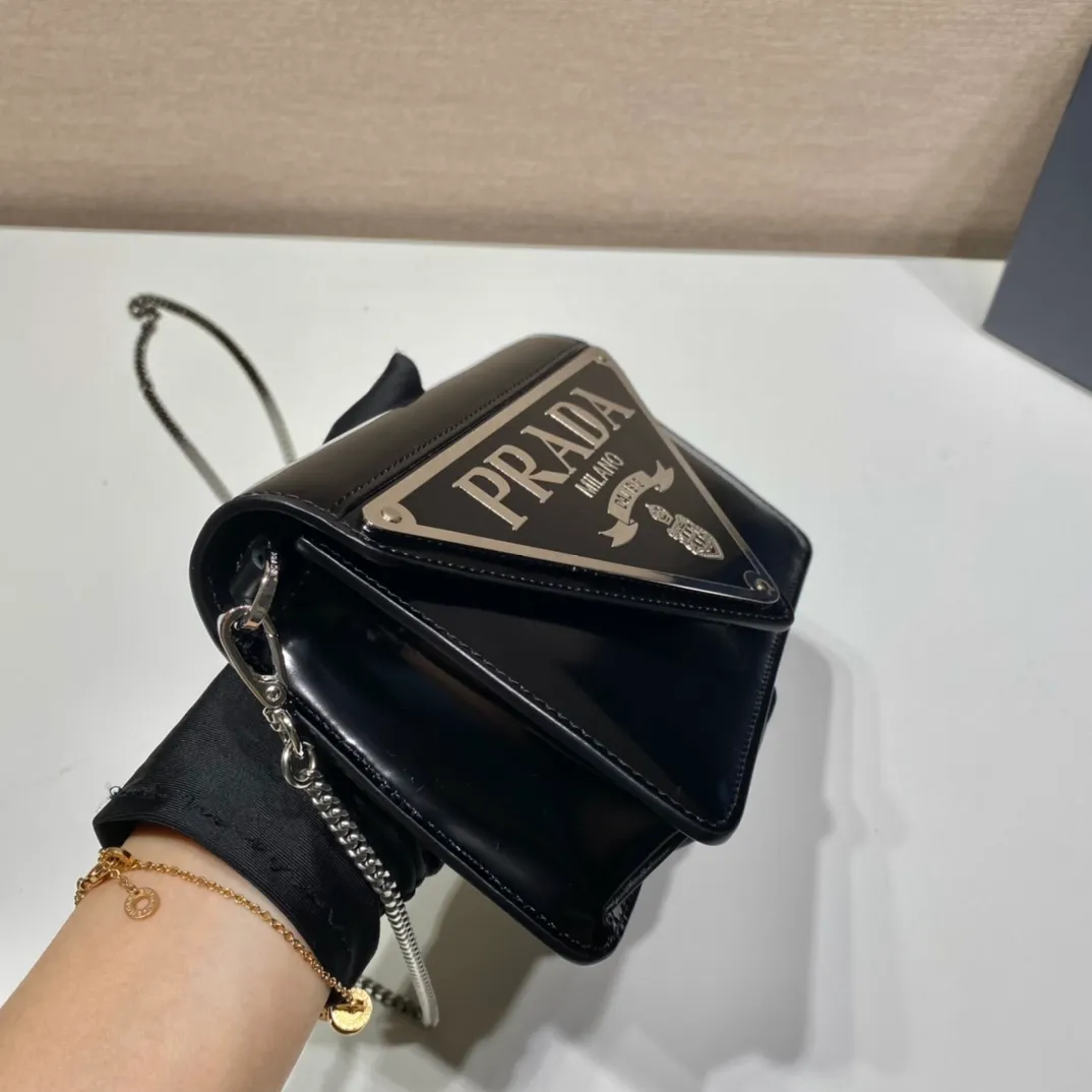 💰1300🎉Big triangle flap🎉1BH189🎉The large triangle logo was originally decorated in Mario design, which highlights the trendy style of the bag. It is equipped with an adjustable and detachable chain shoulder strap (110 long), which is simple and elegant😘 and gives the bag a distinctive modern style. So beautiful😘The upper body effect is cool and generous👏🏻👏🏻Hurry up and get it🎉🎉 Length 17x Height 9.5x Bottom 3.5cm