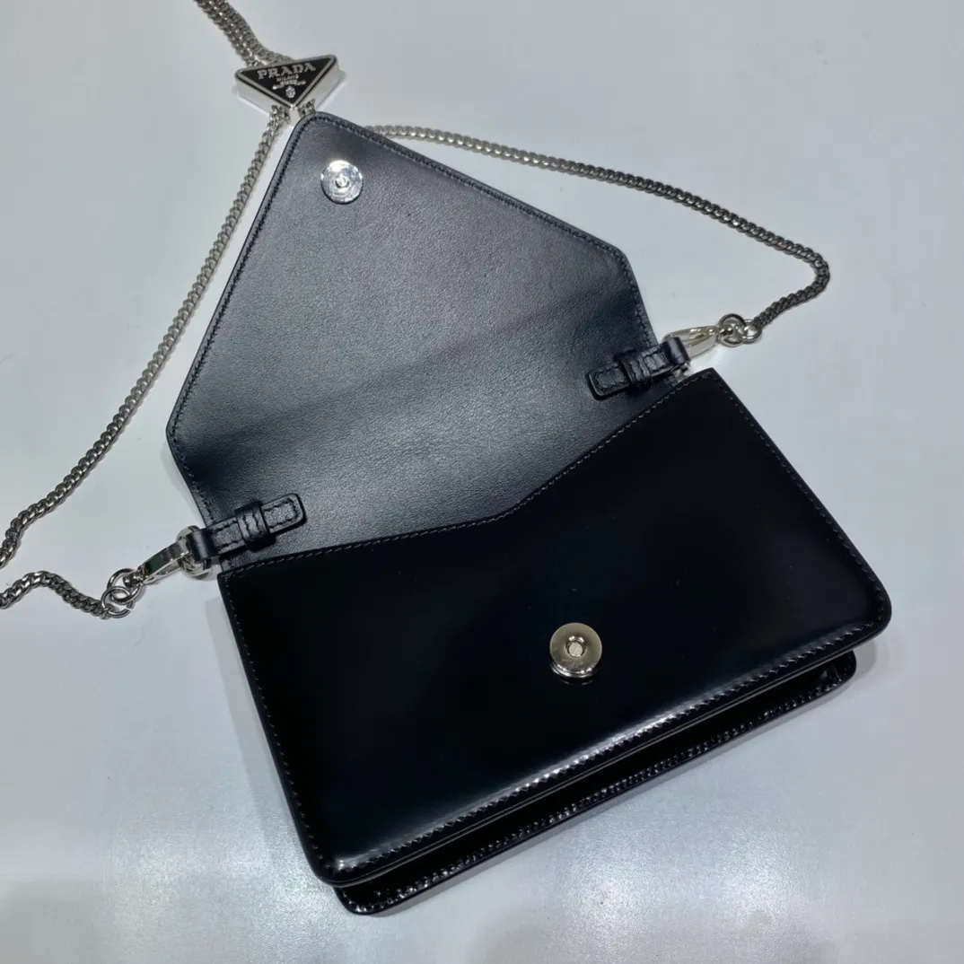 💰1300🎉Big triangle flap🎉1BH189🎉The large triangle logo was originally decorated in Mario design, which highlights the trendy style of the bag. It is equipped with an adjustable and detachable chain shoulder strap (110 long), which is simple and elegant😘 and gives the bag a distinctive modern style. So beautiful😘The upper body effect is cool and generous👏🏻👏🏻Hurry up and get it🎉🎉 Length 17x Height 9.5x Bottom 3.5cm
