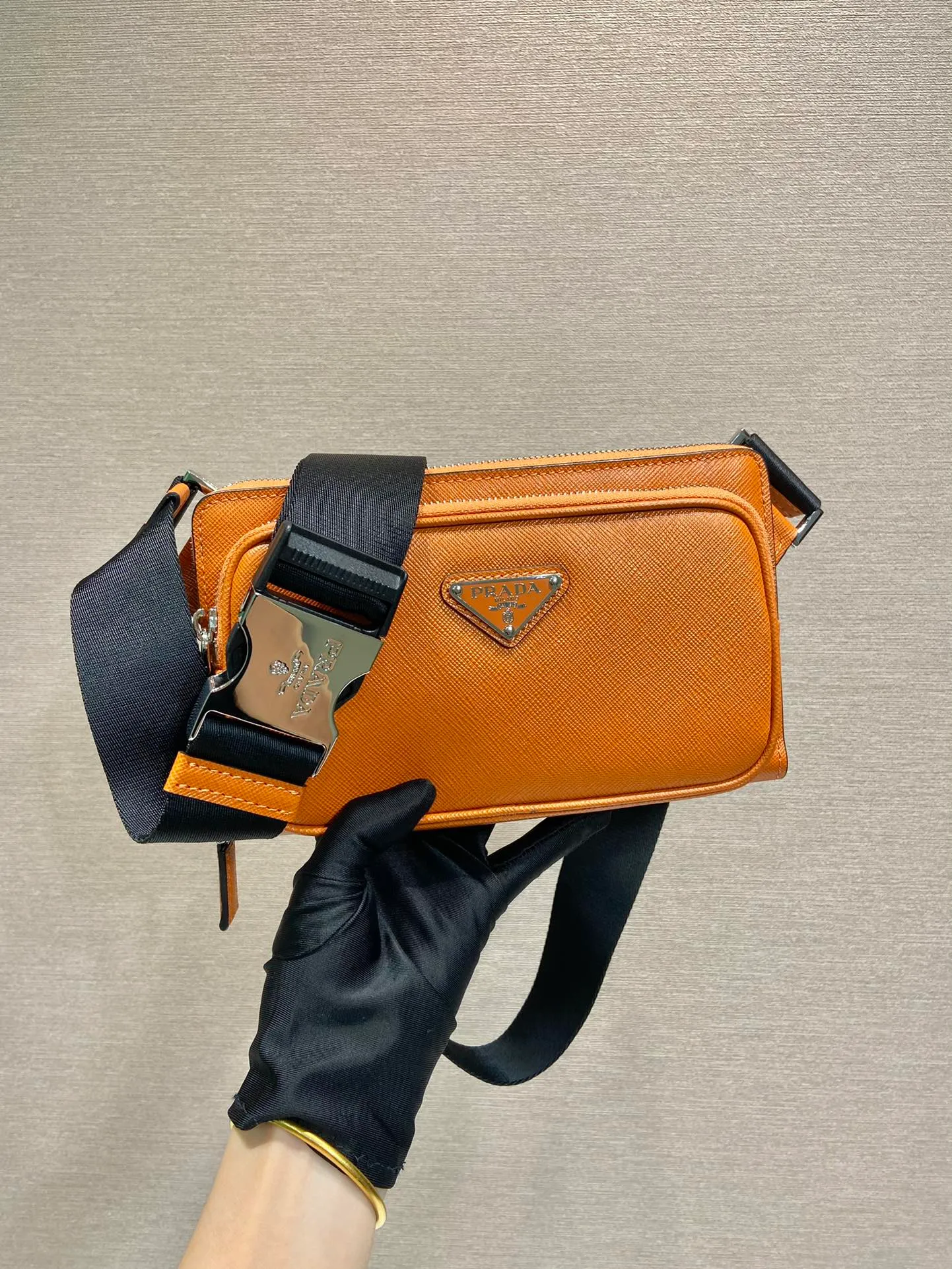 💰1320🎉New waist bag🎉2VH156🎉 This simple and versatile waist bag/chest bag adopts imported cross pattern, showing modern charm with technological details. Regenerated nylon adjustable shoulder strap with top-grade metal buckle and external zippered pocket, small back pocket and internal card slots. Very functional and the upper body effect is very cool. Another popular style that never goes out of style🎉🎉 Length 21x Height 13x Bottom 2.5cm
