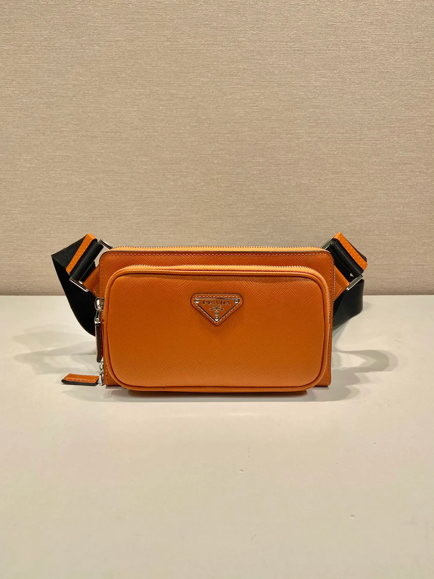💰1320🎉New waist bag🎉2VH156🎉 This simple and versatile waist bag/chest bag adopts imported cross pattern, showing modern charm with technological details. Regenerated nylon adjustable shoulder strap with top-grade metal buckle and external zippered pocket, small back pocket and internal card slots. Very functional and the upper body effect is very cool. Another popular style that never goes out of style🎉🎉 Length 21x Height 13x Bottom 2.5cm