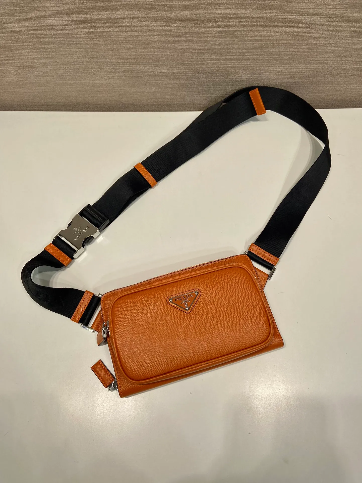 💰1320🎉New waist bag🎉2VH156🎉 This simple and versatile waist bag/chest bag adopts imported cross pattern, showing modern charm with technological details. Regenerated nylon adjustable shoulder strap with top-grade metal buckle and external zippered pocket, small back pocket and internal card slots. Very functional and the upper body effect is very cool. Another popular style that never goes out of style🎉🎉 Length 21x Height 13x Bottom 2.5cm