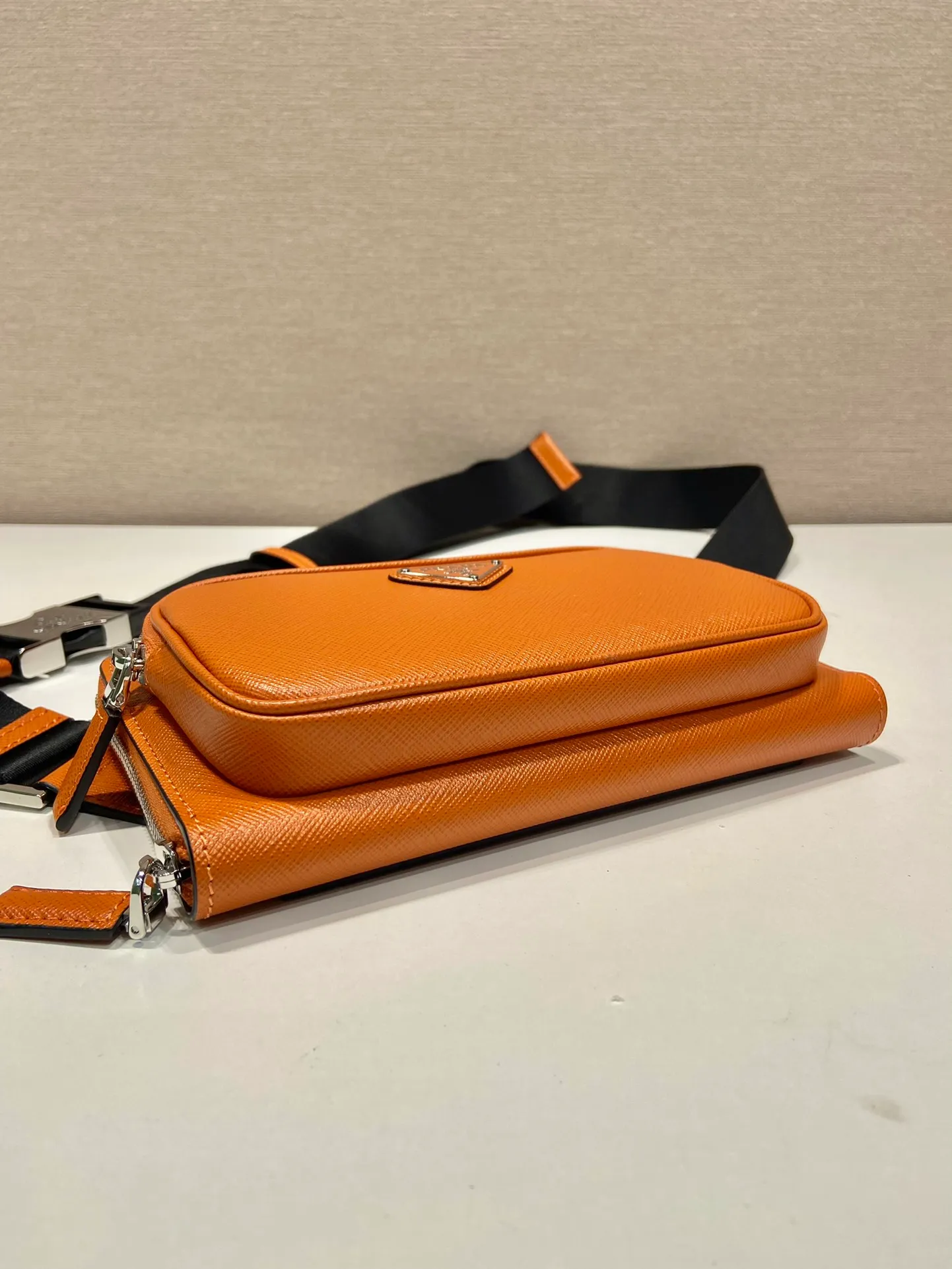 💰1320🎉New waist bag🎉2VH156🎉 This simple and versatile waist bag/chest bag adopts imported cross pattern, showing modern charm with technological details. Regenerated nylon adjustable shoulder strap with top-grade metal buckle and external zippered pocket, small back pocket and internal card slots. Very functional and the upper body effect is very cool. Another popular style that never goes out of style🎉🎉 Length 21x Height 13x Bottom 2.5cm