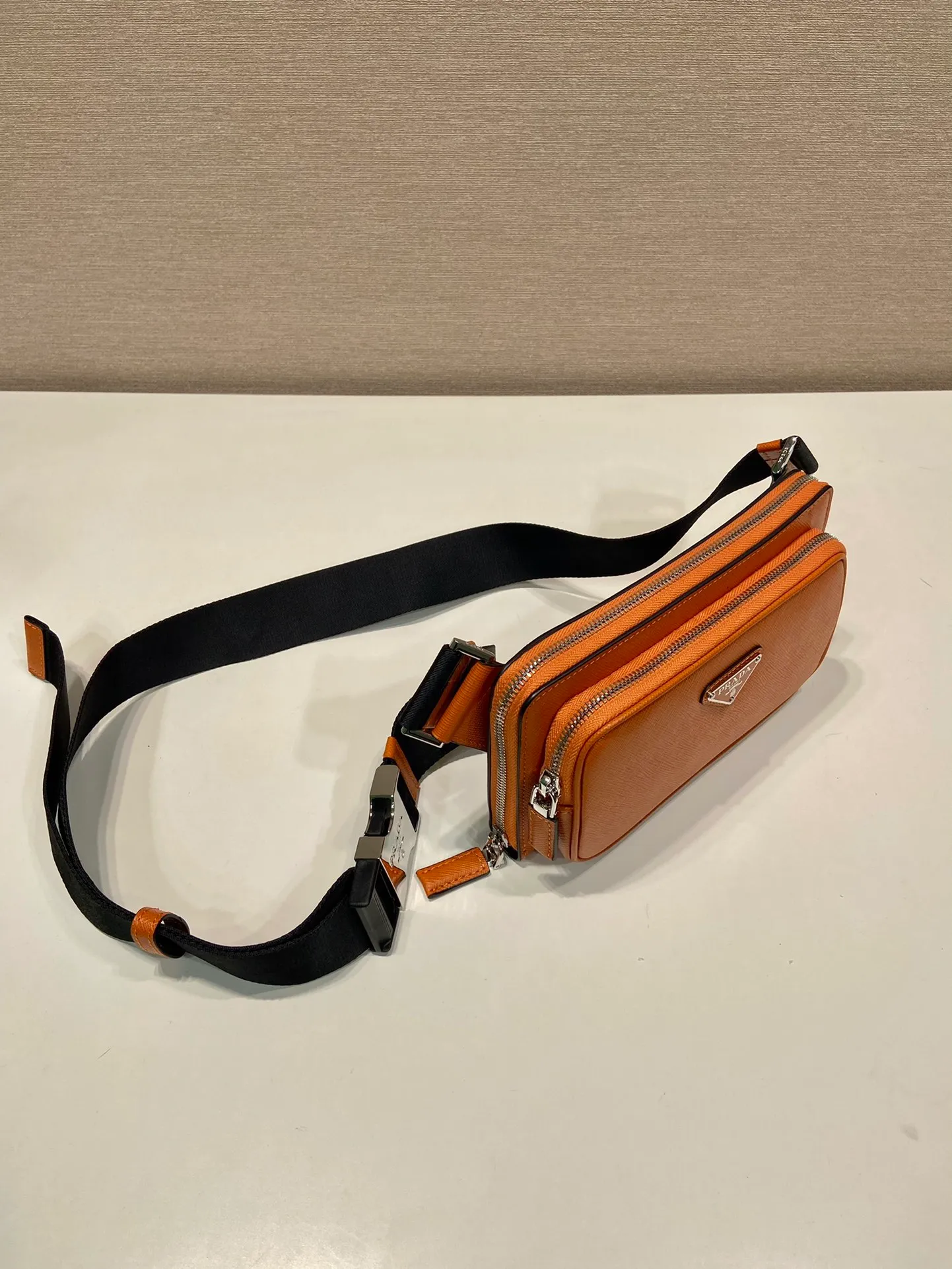 💰1320🎉New waist bag🎉2VH156🎉 This simple and versatile waist bag/chest bag adopts imported cross pattern, showing modern charm with technological details. Regenerated nylon adjustable shoulder strap with top-grade metal buckle and external zippered pocket, small back pocket and internal card slots. Very functional and the upper body effect is very cool. Another popular style that never goes out of style🎉🎉 Length 21x Height 13x Bottom 2.5cm