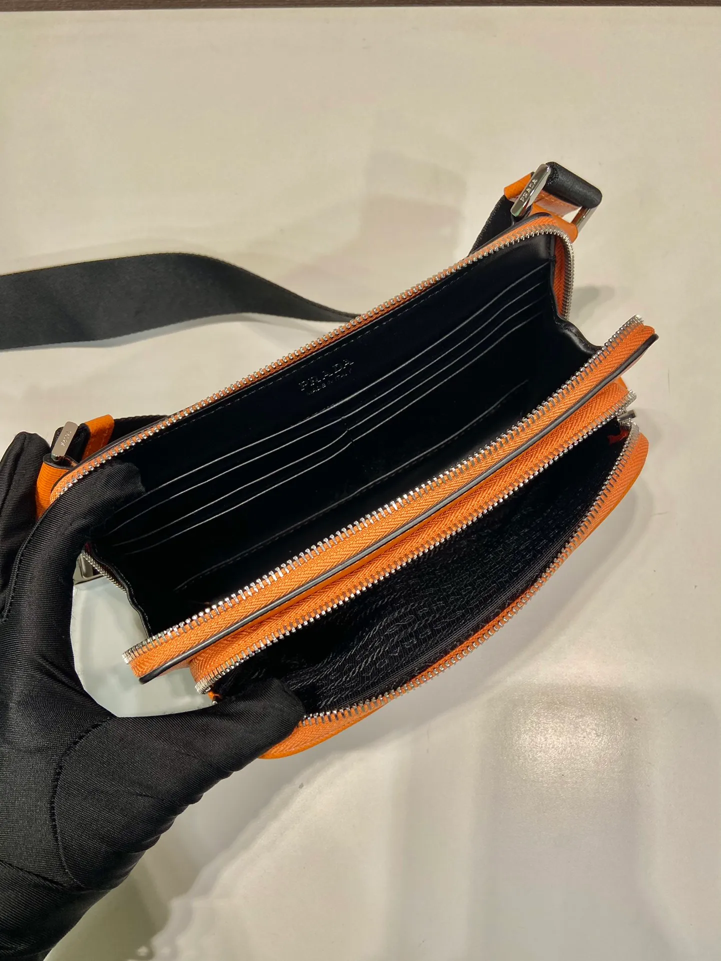 💰1320🎉New waist bag🎉2VH156🎉 This simple and versatile waist bag/chest bag adopts imported cross pattern, showing modern charm with technological details. Regenerated nylon adjustable shoulder strap with top-grade metal buckle and external zippered pocket, small back pocket and internal card slots. Very functional and the upper body effect is very cool. Another popular style that never goes out of style🎉🎉 Length 21x Height 13x Bottom 2.5cm