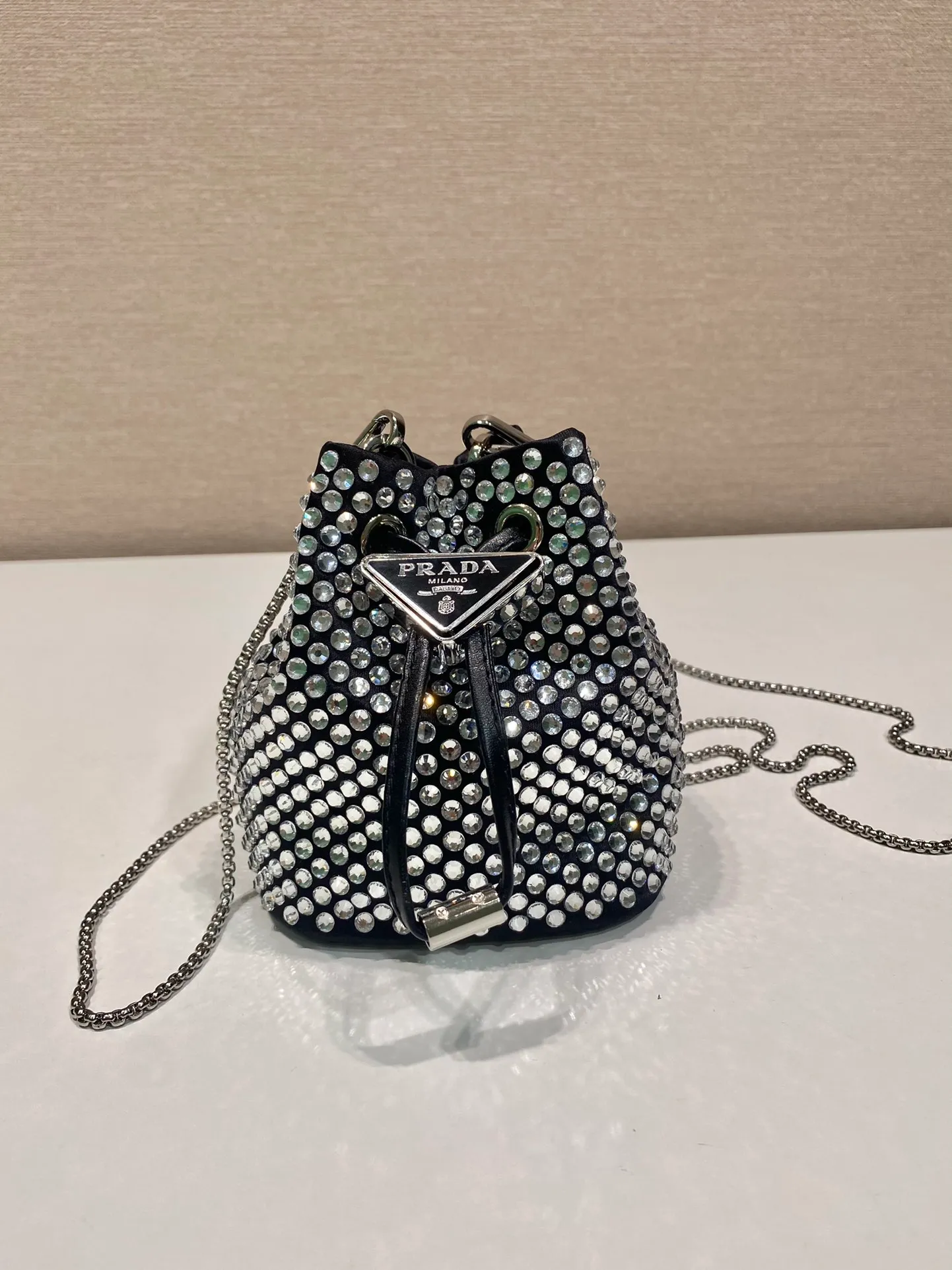 💰920🎉Crystal mini bucket🎉1NR016🎉🎉 This mini bucket is made of a combination of imported imitation crystal and satin materials, with an enamel-coated metal triangle logo decorative opening and closing design. Metal iron can be spanned diagonally. So cute😍, the effect of bling bling is very eye-catching, so cute and cool, don’t you feel excited😙😙, beauties. Get it now. So beautiful and cute😋😋 Length 10x height 12x base 7cm🎉🎉🎉👏👏👏