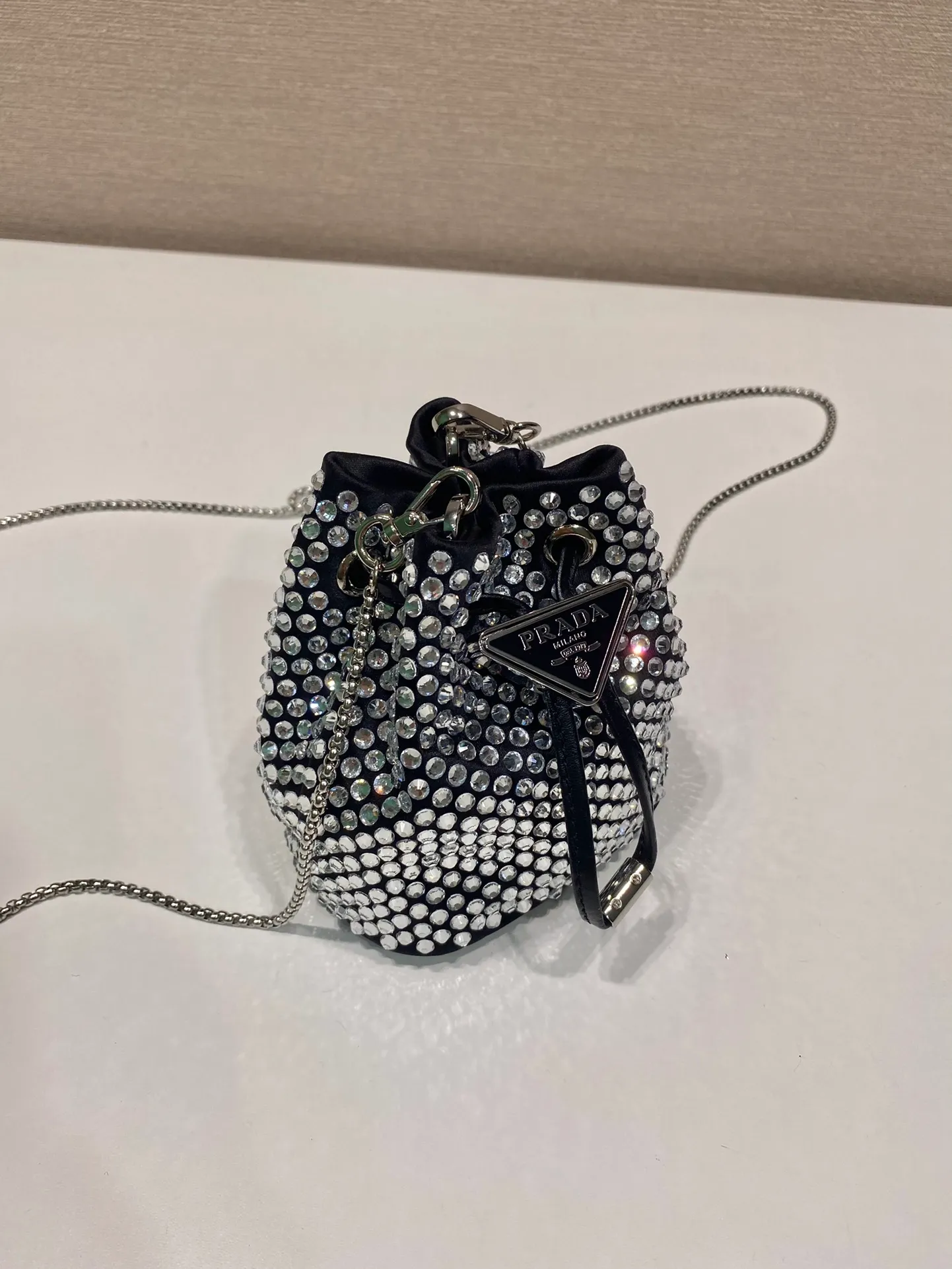 💰920🎉Crystal mini bucket🎉1NR016🎉🎉 This mini bucket is made of a combination of imported imitation crystal and satin materials, with an enamel-coated metal triangle logo decorative opening and closing design. Metal iron can be spanned diagonally. So cute😍, the effect of bling bling is very eye-catching, so cute and cool, don’t you feel excited😙😙, beauties. Get it now. So beautiful and cute😋😋 Length 10x height 12x base 7cm🎉🎉🎉👏👏👏