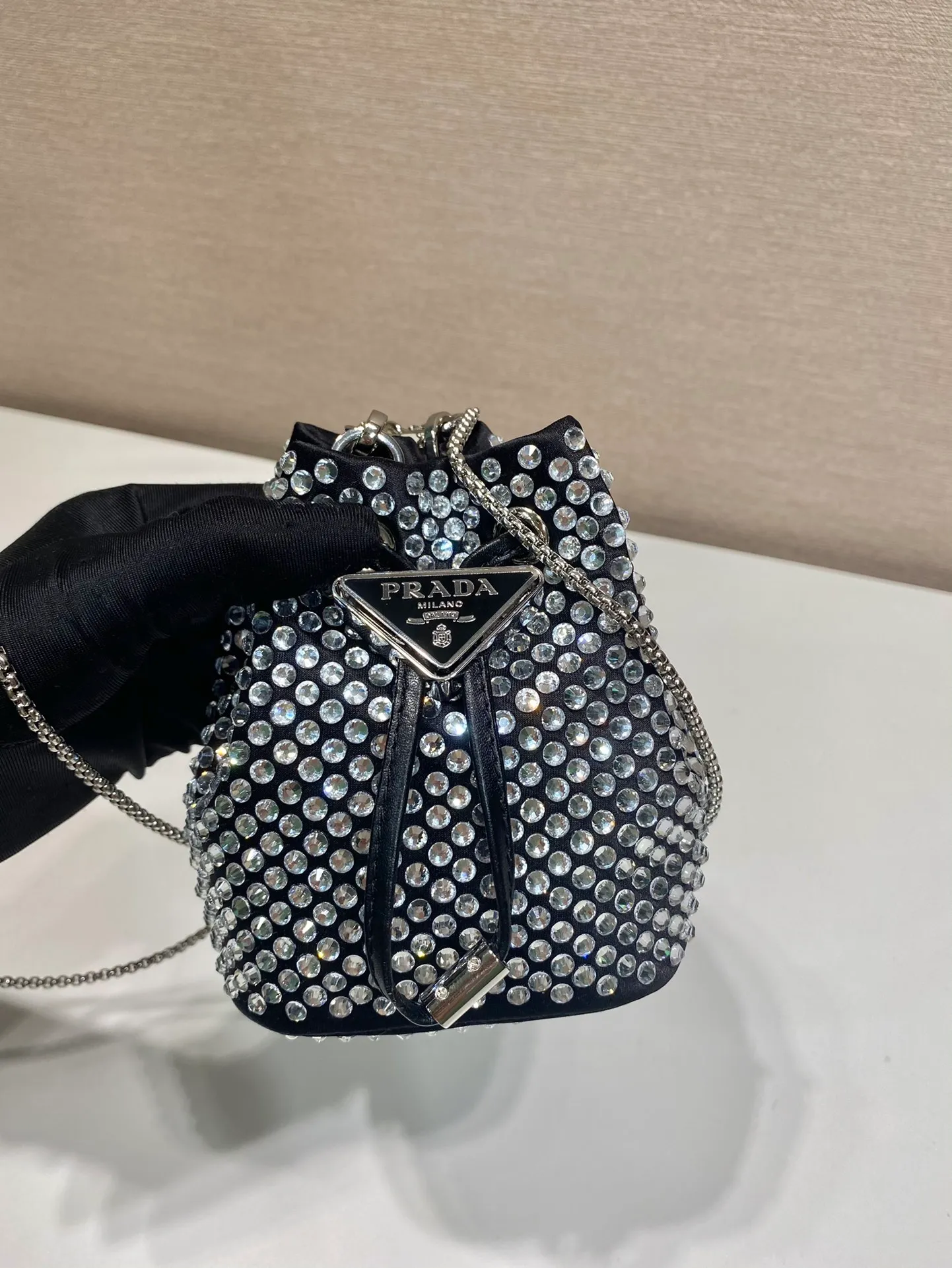 💰920🎉Crystal mini bucket🎉1NR016🎉🎉 This mini bucket is made of a combination of imported imitation crystal and satin materials, with an enamel-coated metal triangle logo decorative opening and closing design. Metal iron can be spanned diagonally. So cute😍, the effect of bling bling is very eye-catching, so cute and cool, don’t you feel excited😙😙, beauties. Get it now. So beautiful and cute😋😋 Length 10x height 12x base 7cm🎉🎉🎉👏👏👏