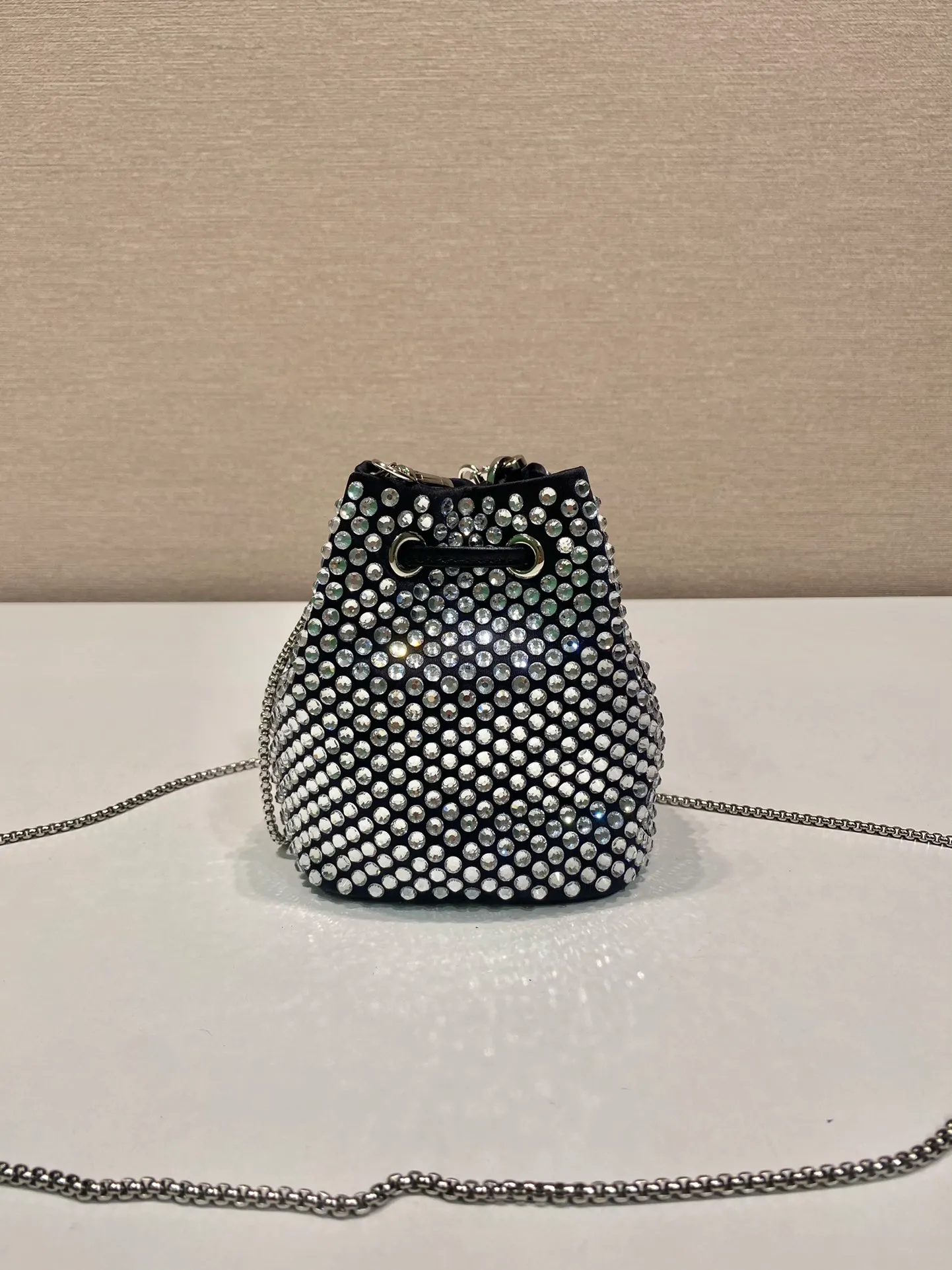 💰920🎉Crystal mini bucket🎉1NR016🎉🎉 This mini bucket is made of a combination of imported imitation crystal and satin materials, with an enamel-coated metal triangle logo decorative opening and closing design. Metal iron can be spanned diagonally. So cute😍, the effect of bling bling is very eye-catching, so cute and cool, don’t you feel excited😙😙, beauties. Get it now. So beautiful and cute😋😋 Length 10x height 12x base 7cm🎉🎉🎉👏👏👏
