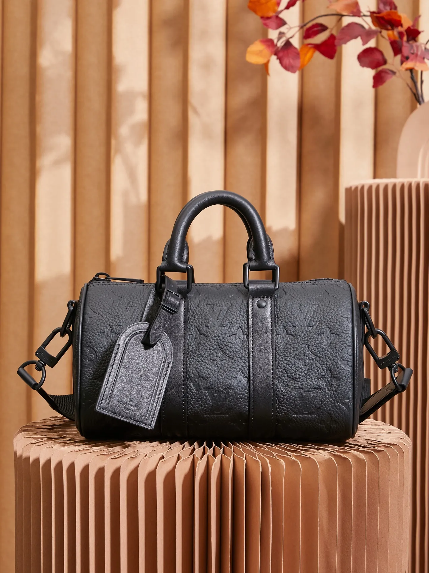 P¥960👉nfc163C01 dynamic chip version👈[Top-level inspection-free all-steel hardware] The mini version of the keepall series reproduces new ideas. Taurillon monogram cow leather creates a classic structure, reinforced side straps and removable leather nameplates continue the iconic elements, with double handles and shoulder straps, providing an excellent choice for urban elites. taurillon monogram embossed cowhide check, cowhide leather trim, fabric lining, metal hardware, zipper closure, large main compartment, interior patch pocket, removable name tag, removable and adjustable shoulder strap! ! Model: m20900; Size: 25x15x11cm
