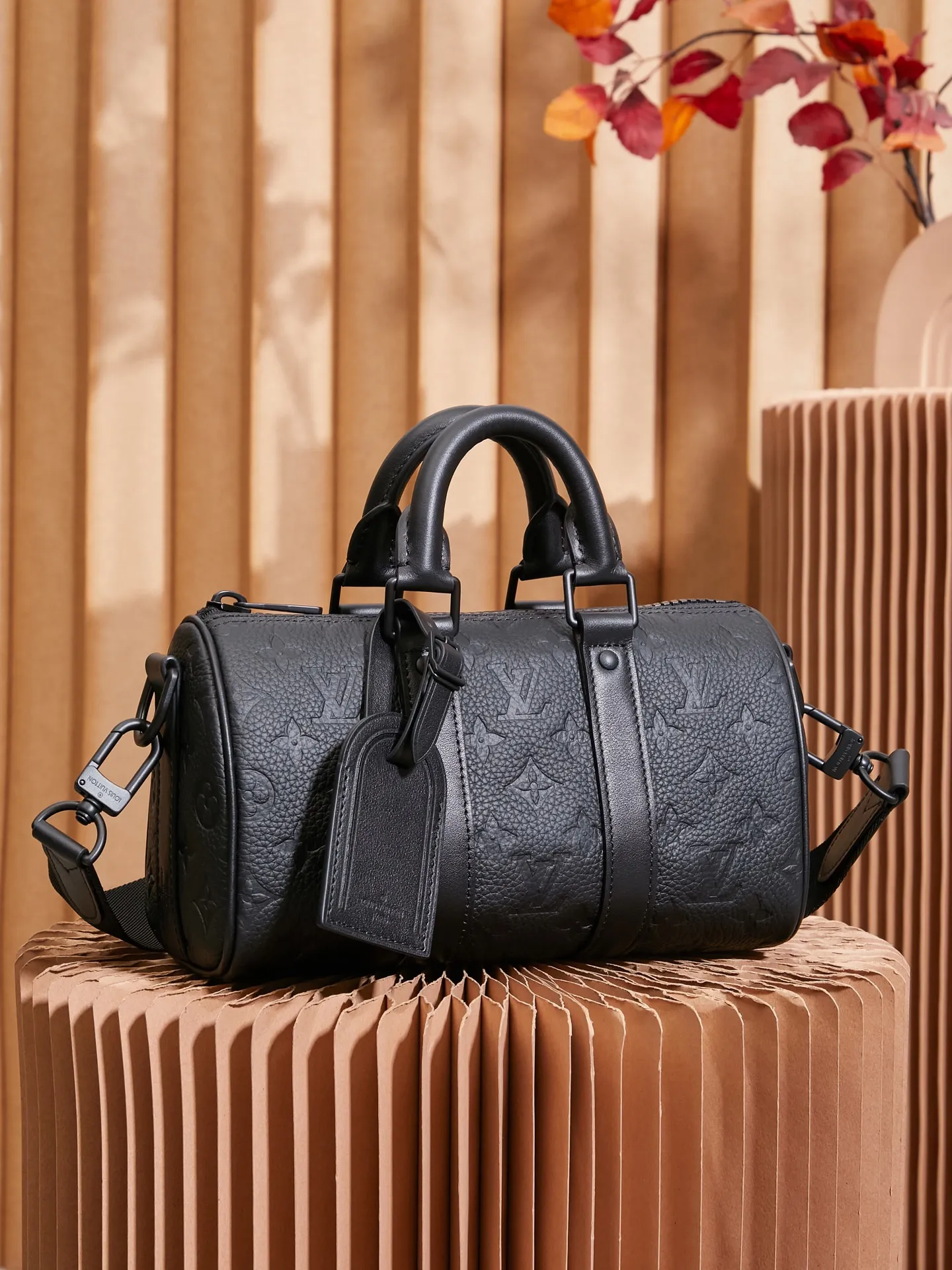 P¥960👉nfc163C01 dynamic chip version👈[Top-level inspection-free all-steel hardware] The mini version of the keepall series reproduces new ideas. Taurillon monogram cow leather creates a classic structure, reinforced side straps and removable leather nameplates continue the iconic elements, with double handles and shoulder straps, providing an excellent choice for urban elites. taurillon monogram embossed cowhide check, cowhide leather trim, fabric lining, metal hardware, zipper closure, large main compartment, interior patch pocket, removable name tag, removable and adjustable shoulder strap! ! Model: m20900; Size: 25x15x11cm