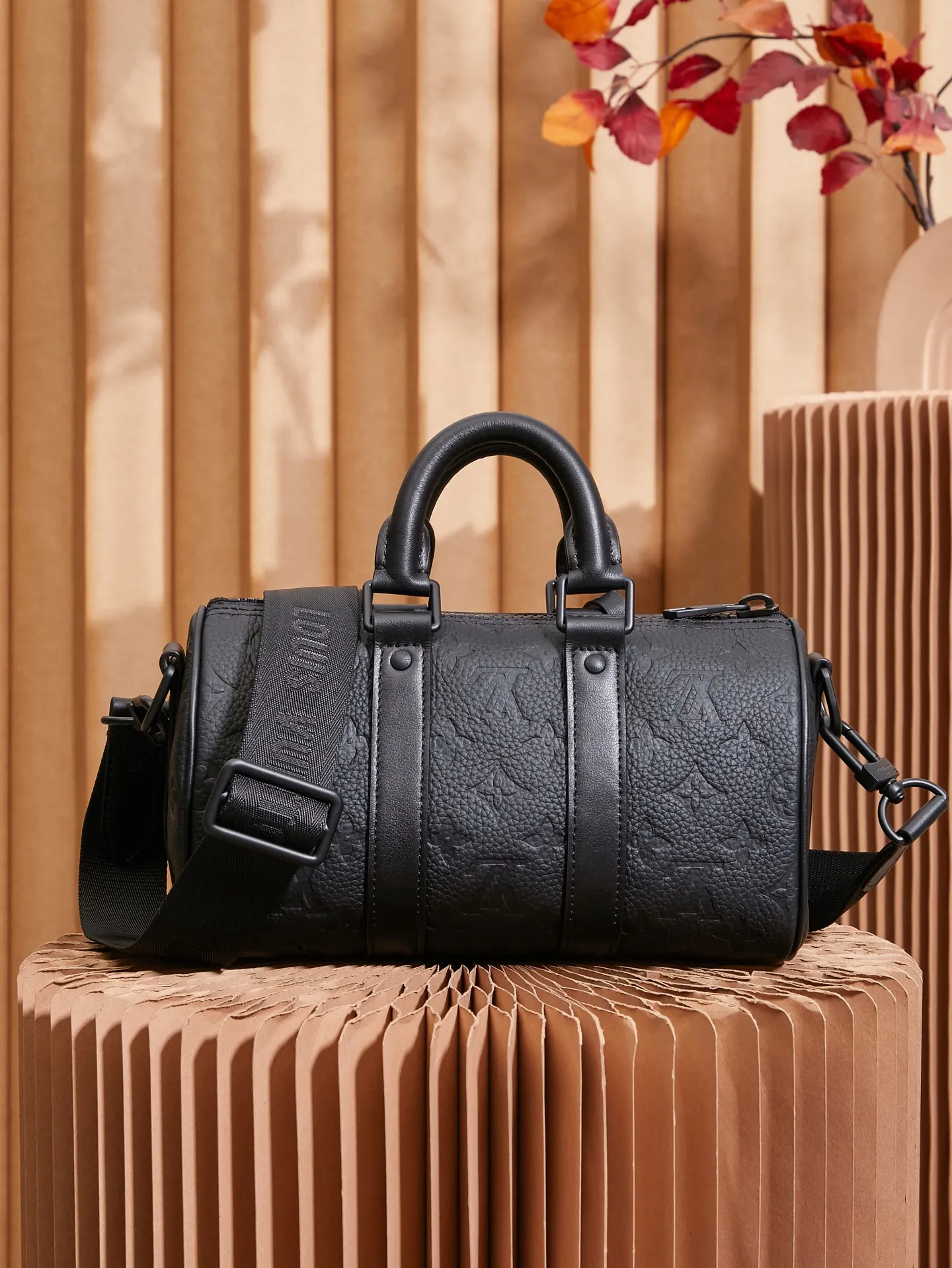 P¥960👉nfc163C01 dynamic chip version👈[Top-level inspection-free all-steel hardware] The mini version of the keepall series reproduces new ideas. Taurillon monogram cow leather creates a classic structure, reinforced side straps and removable leather nameplates continue the iconic elements, with double handles and shoulder straps, providing an excellent choice for urban elites. taurillon monogram embossed cowhide check, cowhide leather trim, fabric lining, metal hardware, zipper closure, large main compartment, interior patch pocket, removable name tag, removable and adjustable shoulder strap! ! Model: m20900; Size: 25x15x11cm