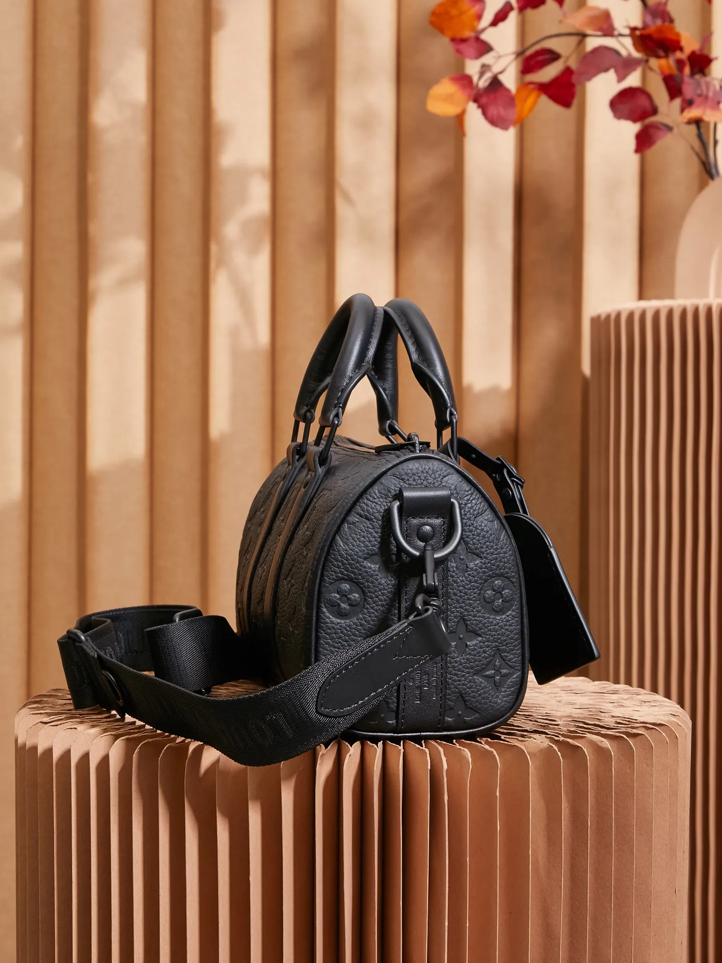 P¥960👉nfc163C01 dynamic chip version👈[Top-level inspection-free all-steel hardware] The mini version of the keepall series reproduces new ideas. Taurillon monogram cow leather creates a classic structure, reinforced side straps and removable leather nameplates continue the iconic elements, with double handles and shoulder straps, providing an excellent choice for urban elites. taurillon monogram embossed cowhide check, cowhide leather trim, fabric lining, metal hardware, zipper closure, large main compartment, interior patch pocket, removable name tag, removable and adjustable shoulder strap! ! Model: m20900; Size: 25x15x11cm