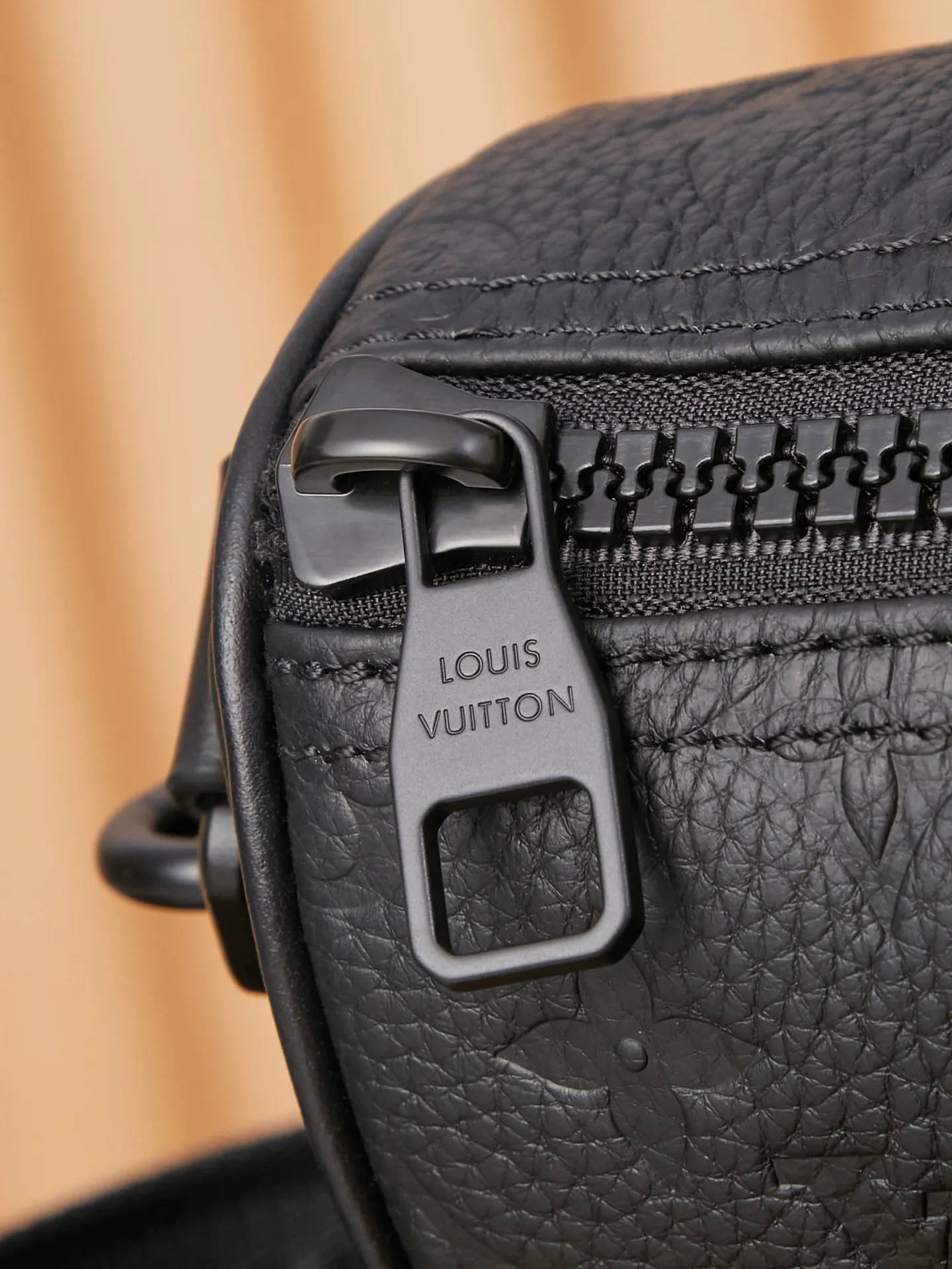 P¥960👉nfc163C01 dynamic chip version👈[Top-level inspection-free all-steel hardware] The mini version of the keepall series reproduces new ideas. Taurillon monogram cow leather creates a classic structure, reinforced side straps and removable leather nameplates continue the iconic elements, with double handles and shoulder straps, providing an excellent choice for urban elites. taurillon monogram embossed cowhide check, cowhide leather trim, fabric lining, metal hardware, zipper closure, large main compartment, interior patch pocket, removable name tag, removable and adjustable shoulder strap! ! Model: m20900; Size: 25x15x11cm