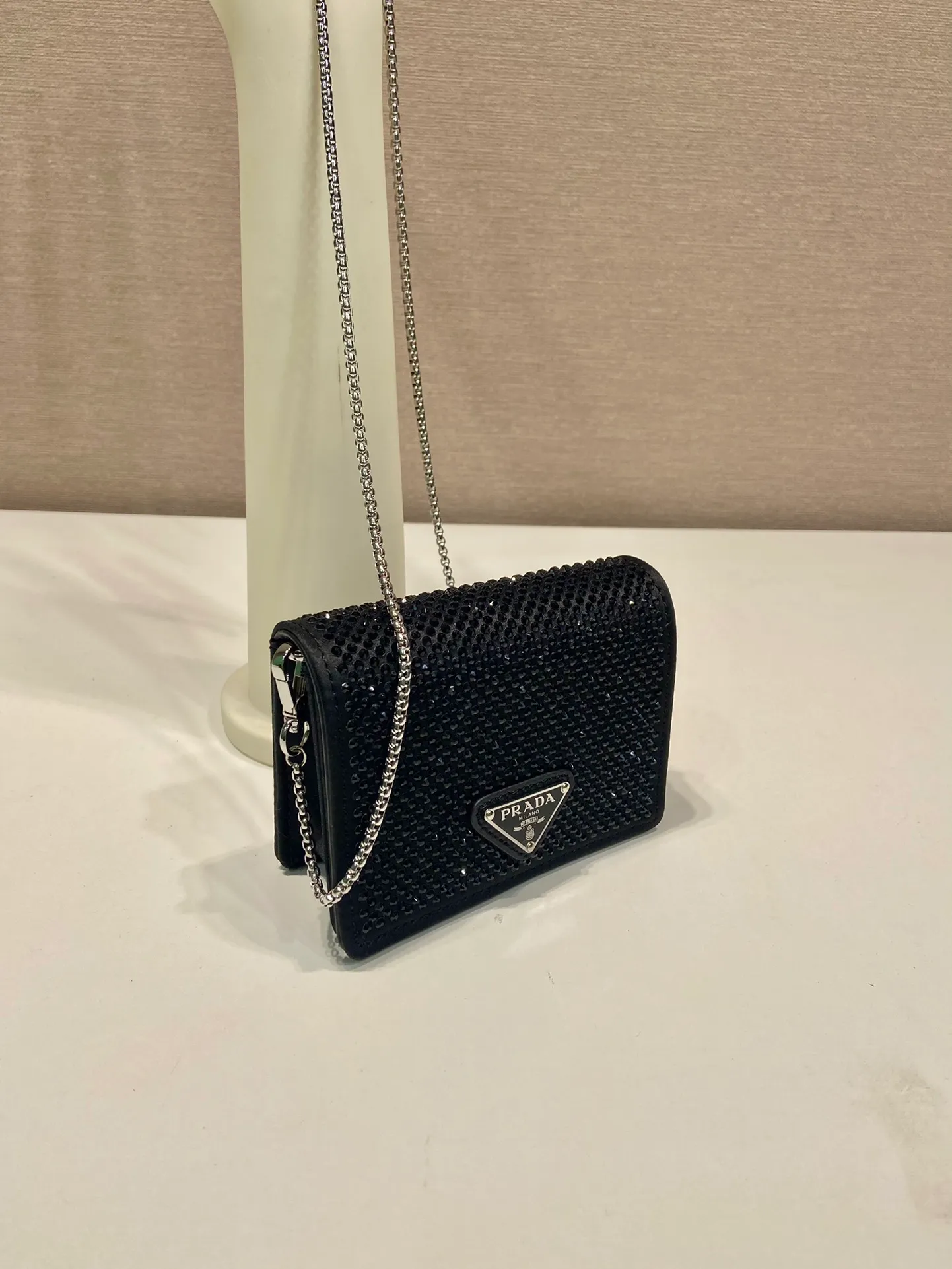 💰760🎉Necklace crystal pouch🎉1MR024 new color🎉🎉 This Duchesse fabric card holder is decorated with imitation crystals throughout, creating a light and shadow style and iridescent colors on the surface, highlighting a gorgeous yet functional design. My favorite is this detachable and adjustable iron shoulder strap, which can be used as a waist bag decoration😍😍 or as a necklace decoration with clothes. The triangle mark in the middle can be adjusted, giving the item a variety of ways to wear it. The space can be used to hold lipstick 💄/earphones/keys🚗....it bling bling under the night light, so beautiful. Worth buying 🎉🎉 Length 11.5x Height 8cm