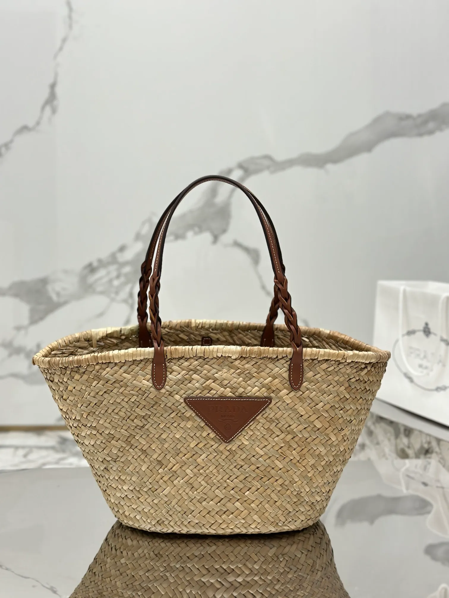 💰1640🌟The vegetable basket is here~ The palm leaf straw bag is crazy popular. The cowhide-edged corncob pattern shoulder strap is matched with raffia weaving. It is full of French lazy style. It can be carried by hand or on the shoulder. The upper body is super nice. Size: 25×48×16cm. Style number: 1BG314