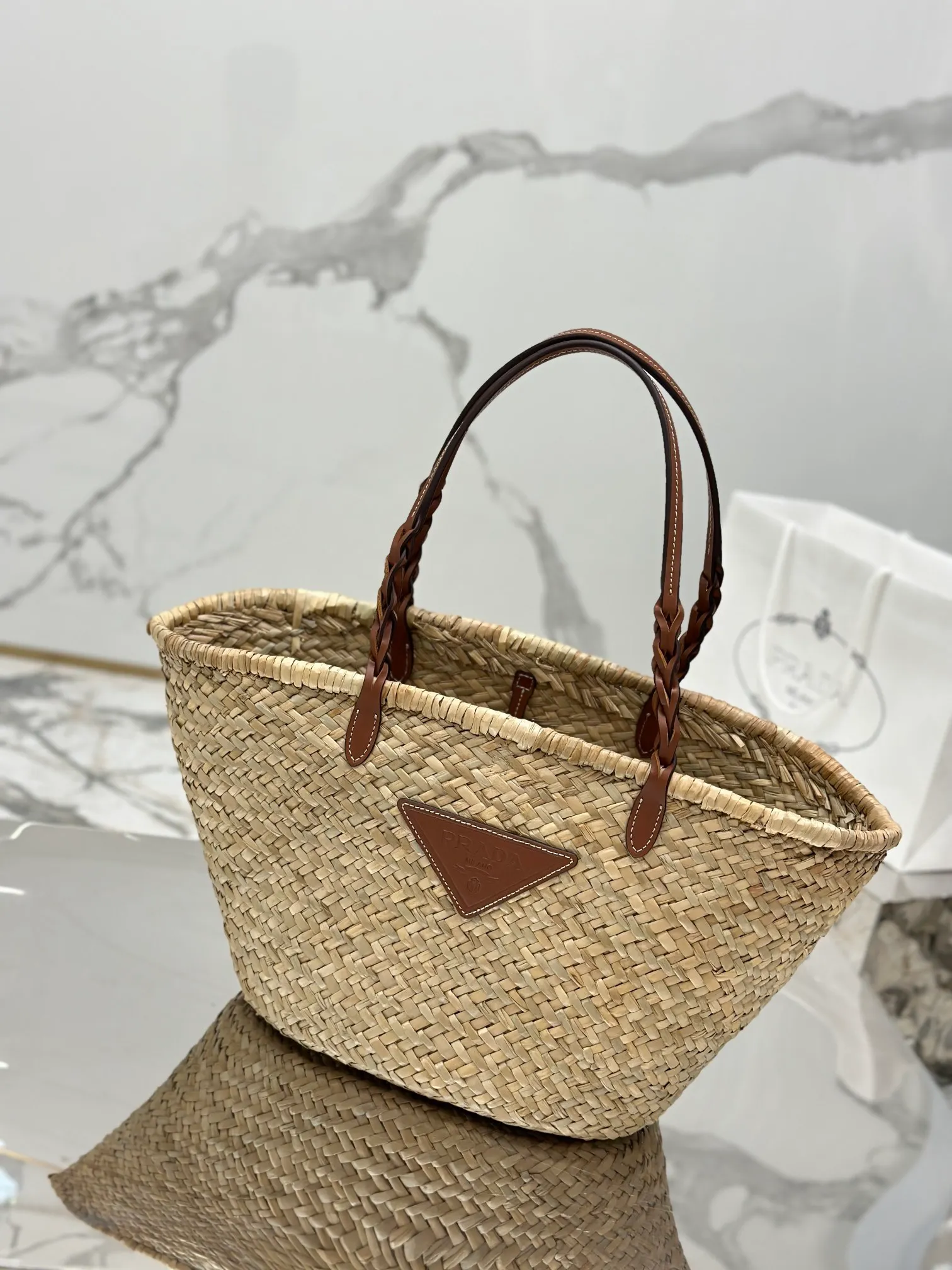 💰1640🌟The vegetable basket is here~ The palm leaf straw bag is crazy popular. The cowhide-edged corncob pattern shoulder strap is matched with raffia weaving. It is full of French lazy style. It can be carried by hand or on the shoulder. The upper body is super nice. Size: 25×48×16cm. Style number: 1BG314
