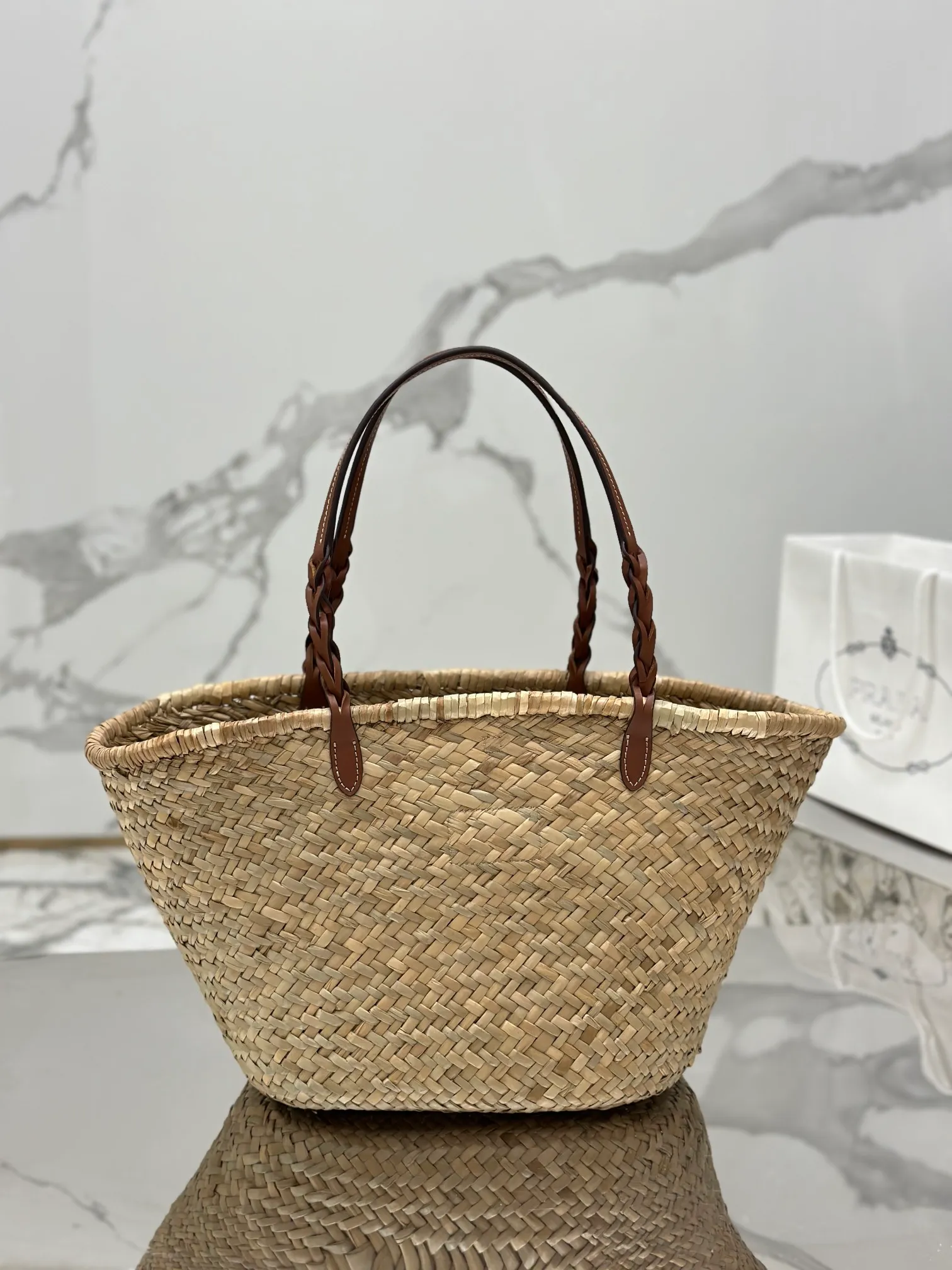 💰1640🌟The vegetable basket is here~ The palm leaf straw bag is crazy popular. The cowhide-edged corncob pattern shoulder strap is matched with raffia weaving. It is full of French lazy style. It can be carried by hand or on the shoulder. The upper body is super nice. Size: 25×48×16cm. Style number: 1BG314