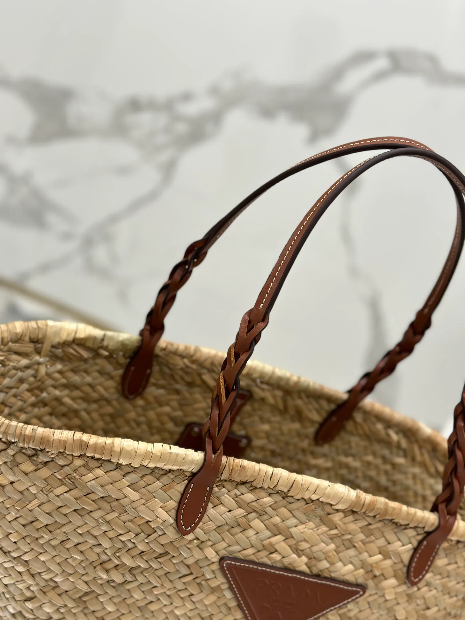 💰1640🌟The vegetable basket is here~ The palm leaf straw bag is crazy popular. The cowhide-edged corncob pattern shoulder strap is matched with raffia weaving. It is full of French lazy style. It can be carried by hand or on the shoulder. The upper body is super nice. Size: 25×48×16cm. Style number: 1BG314