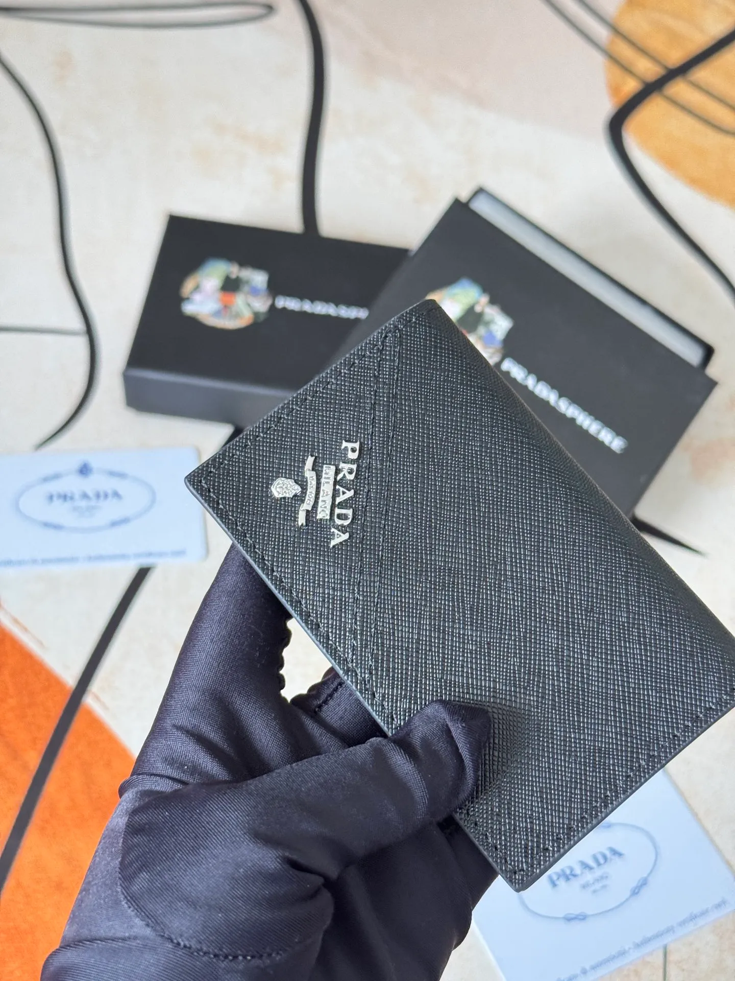 💰120💰prada cross pattern unisex card holder, can be placed in pockets, bags, and can be held in hand, made of cross pattern imported calfskin, pocket card holder, can hold change, 6 card slots, simple and elegant fashion trend. Model 2MC101, color as shown in the picture, size 11×7cm,