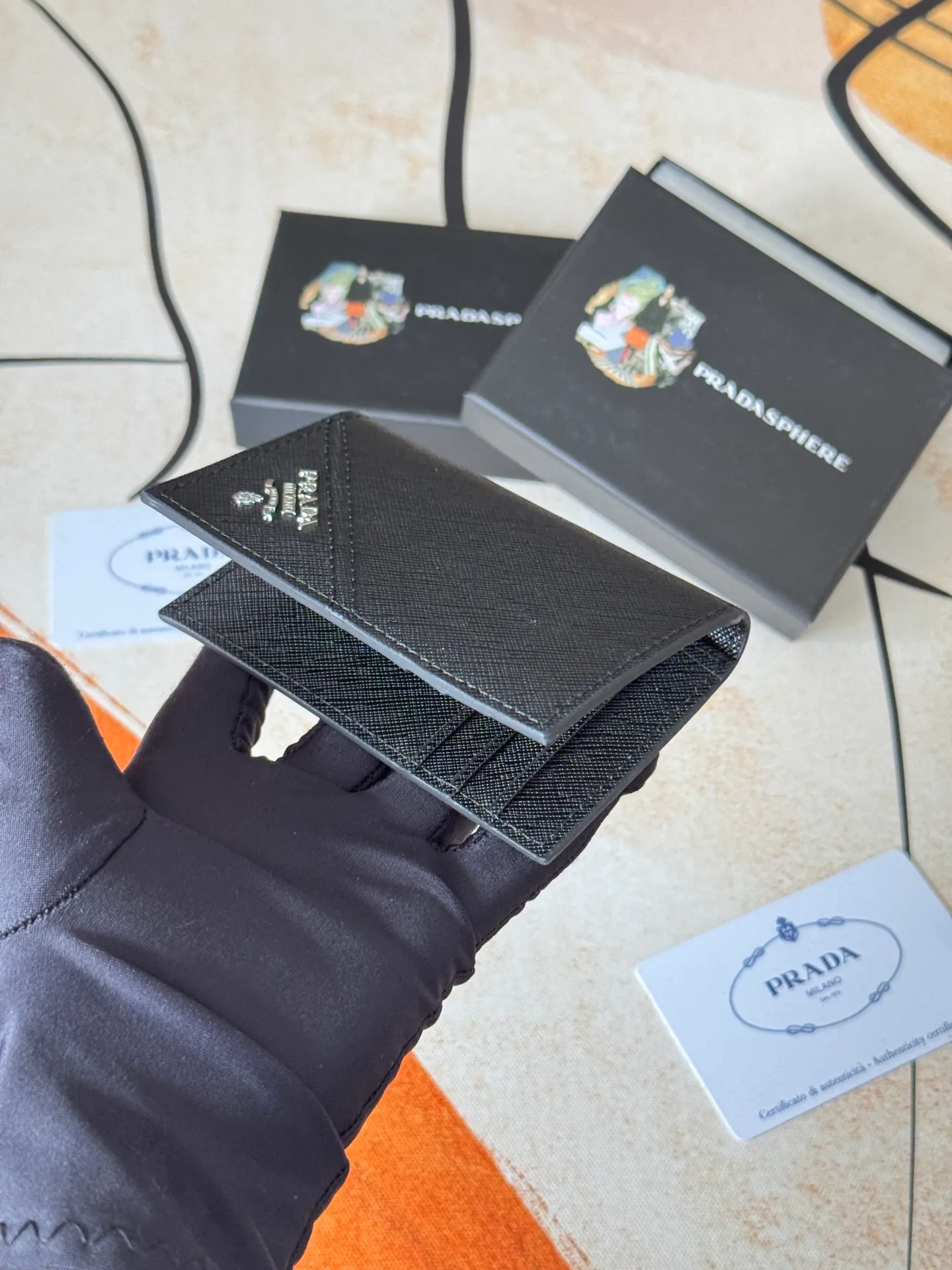 💰120💰prada cross pattern unisex card holder, can be placed in pockets, bags, and can be held in hand, made of cross pattern imported calfskin, pocket card holder, can hold change, 6 card slots, simple and elegant fashion trend. Model 2MC101, color as shown in the picture, size 11×7cm,