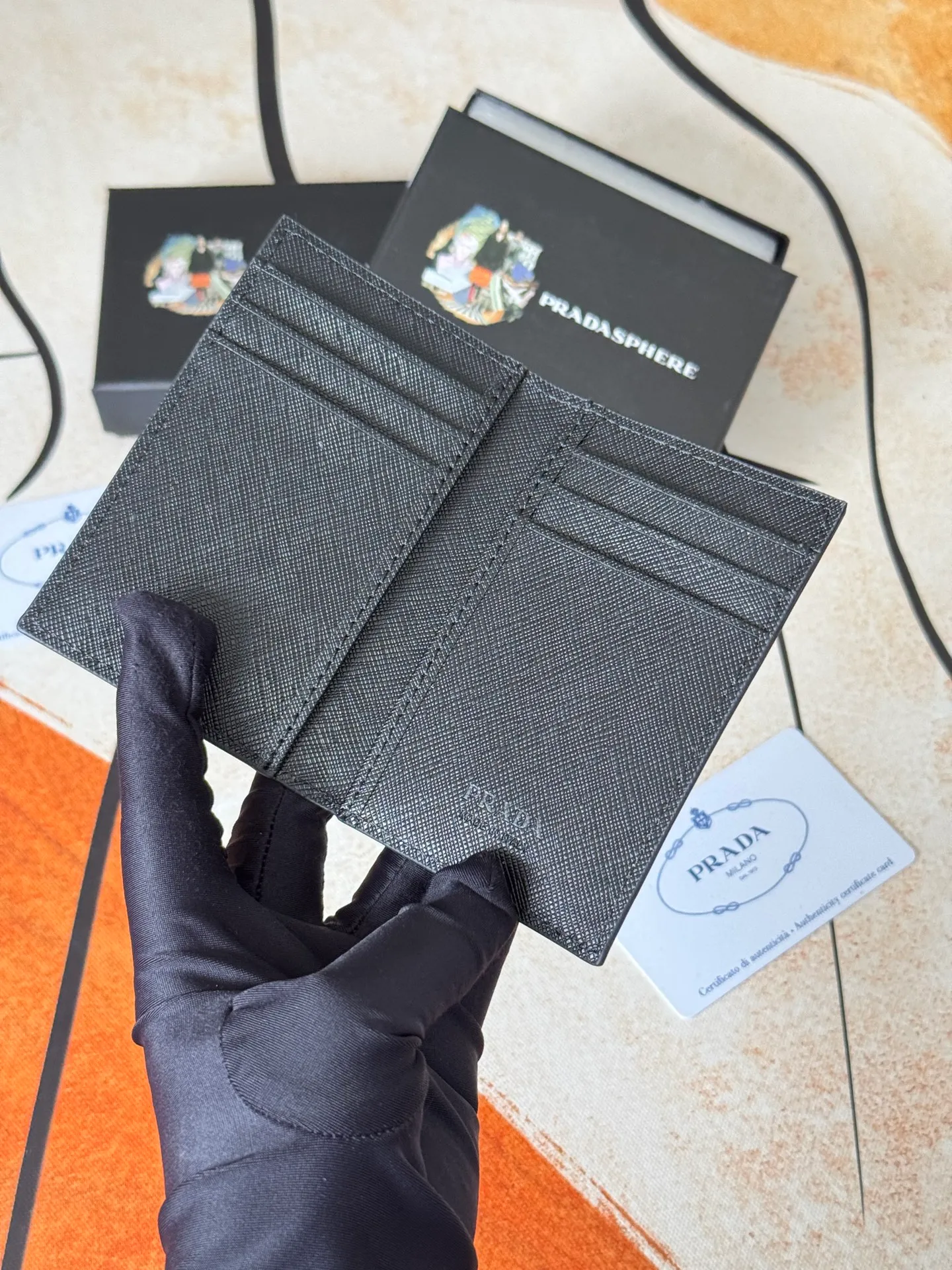 💰120💰prada cross pattern unisex card holder, can be placed in pockets, bags, and can be held in hand, made of cross pattern imported calfskin, pocket card holder, can hold change, 6 card slots, simple and elegant fashion trend. Model 2MC101, color as shown in the picture, size 11×7cm,