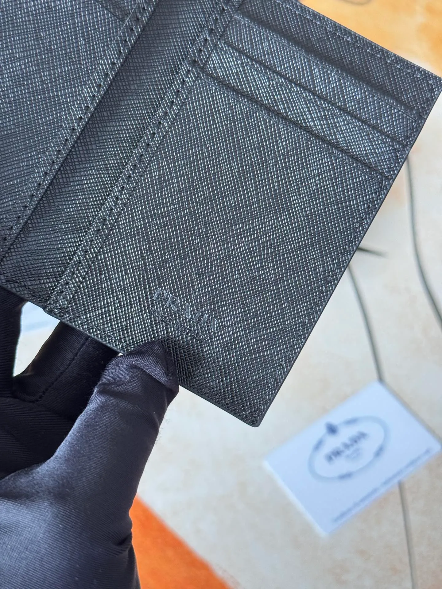 💰120💰prada cross pattern unisex card holder, can be placed in pockets, bags, and can be held in hand, made of cross pattern imported calfskin, pocket card holder, can hold change, 6 card slots, simple and elegant fashion trend. Model 2MC101, color as shown in the picture, size 11×7cm,