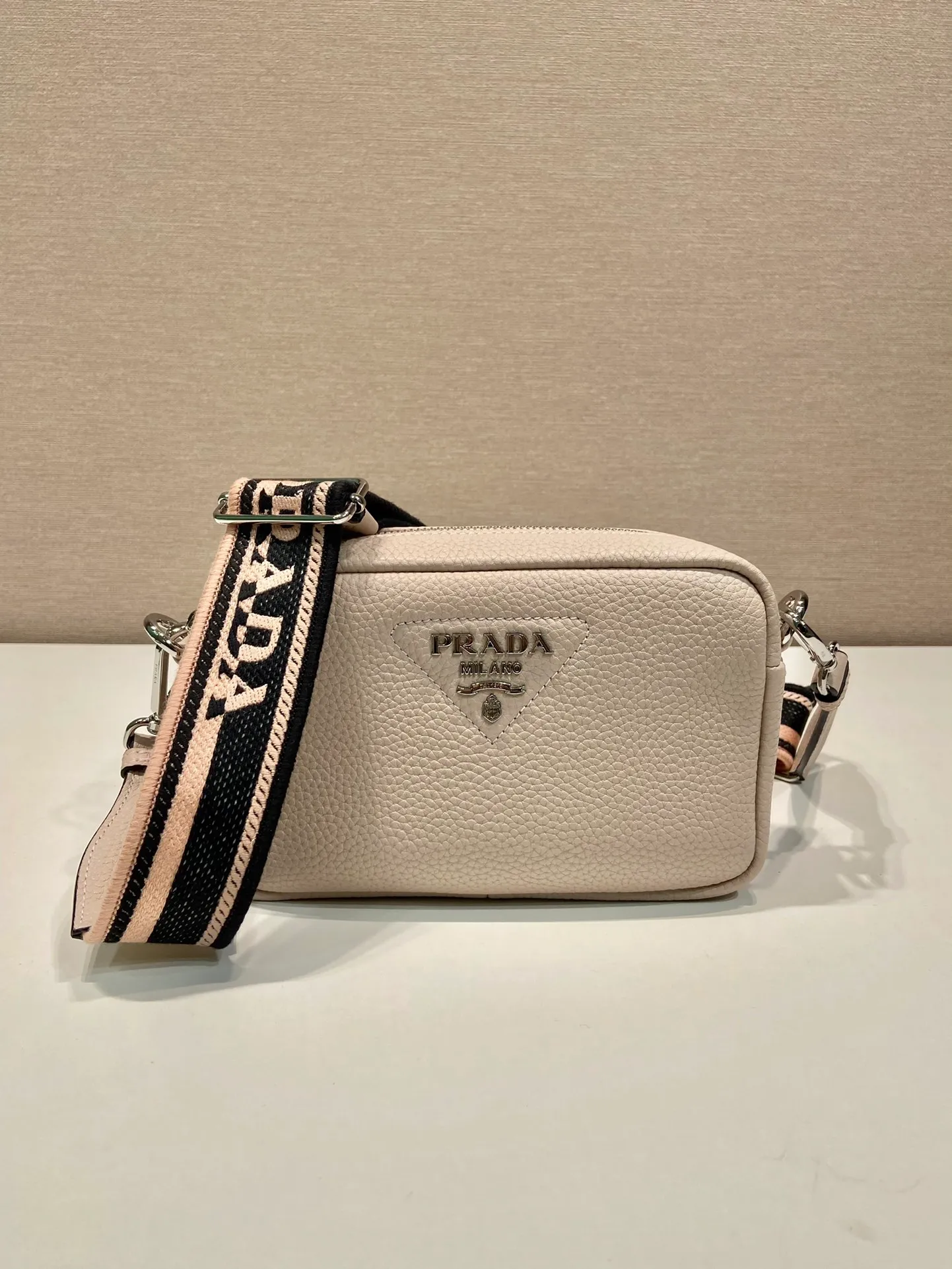 💰1600🎉New double shoulder strap🎉1BH192 single layer small size🎉 This single layer double shoulder strap is made of imported deerskin grain cowhide and equipped with two interchangeable and adjustable long shoulder straps. The combination of fabric webbing and cowhide is perfect😘, versatile for mixing and matching different clothes on different occasions😘, large capacity, super soft feel🎉Hurry up and get it🎉 Length 19x Height 12x Bottom 6cm🎉🎉🎉👏👏👏