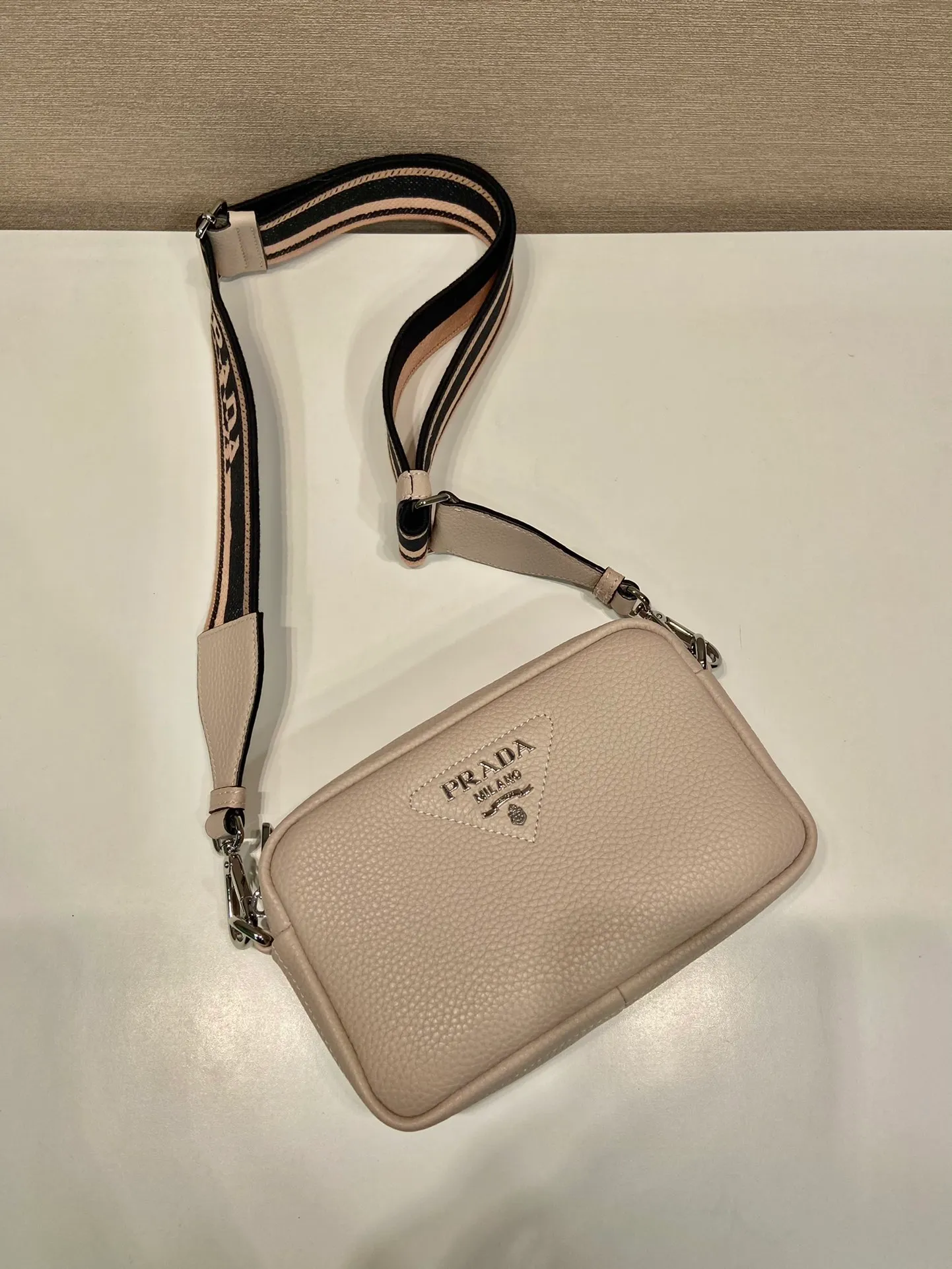 💰1600🎉New double shoulder strap🎉1BH192 single layer small size🎉 This single layer double shoulder strap is made of imported deerskin grain cowhide and equipped with two interchangeable and adjustable long shoulder straps. The combination of fabric webbing and cowhide is perfect😘, versatile for mixing and matching different clothes on different occasions😘, large capacity, super soft feel🎉Hurry up and get it🎉 Length 19x Height 12x Bottom 6cm🎉🎉🎉👏👏👏