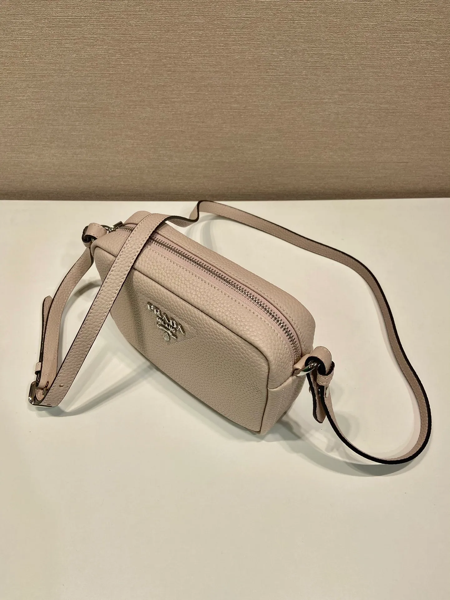 💰1600🎉New double shoulder strap🎉1BH192 single layer small size🎉 This single layer double shoulder strap is made of imported deerskin grain cowhide and equipped with two interchangeable and adjustable long shoulder straps. The combination of fabric webbing and cowhide is perfect😘, versatile for mixing and matching different clothes on different occasions😘, large capacity, super soft feel🎉Hurry up and get it🎉 Length 19x Height 12x Bottom 6cm🎉🎉🎉👏👏👏