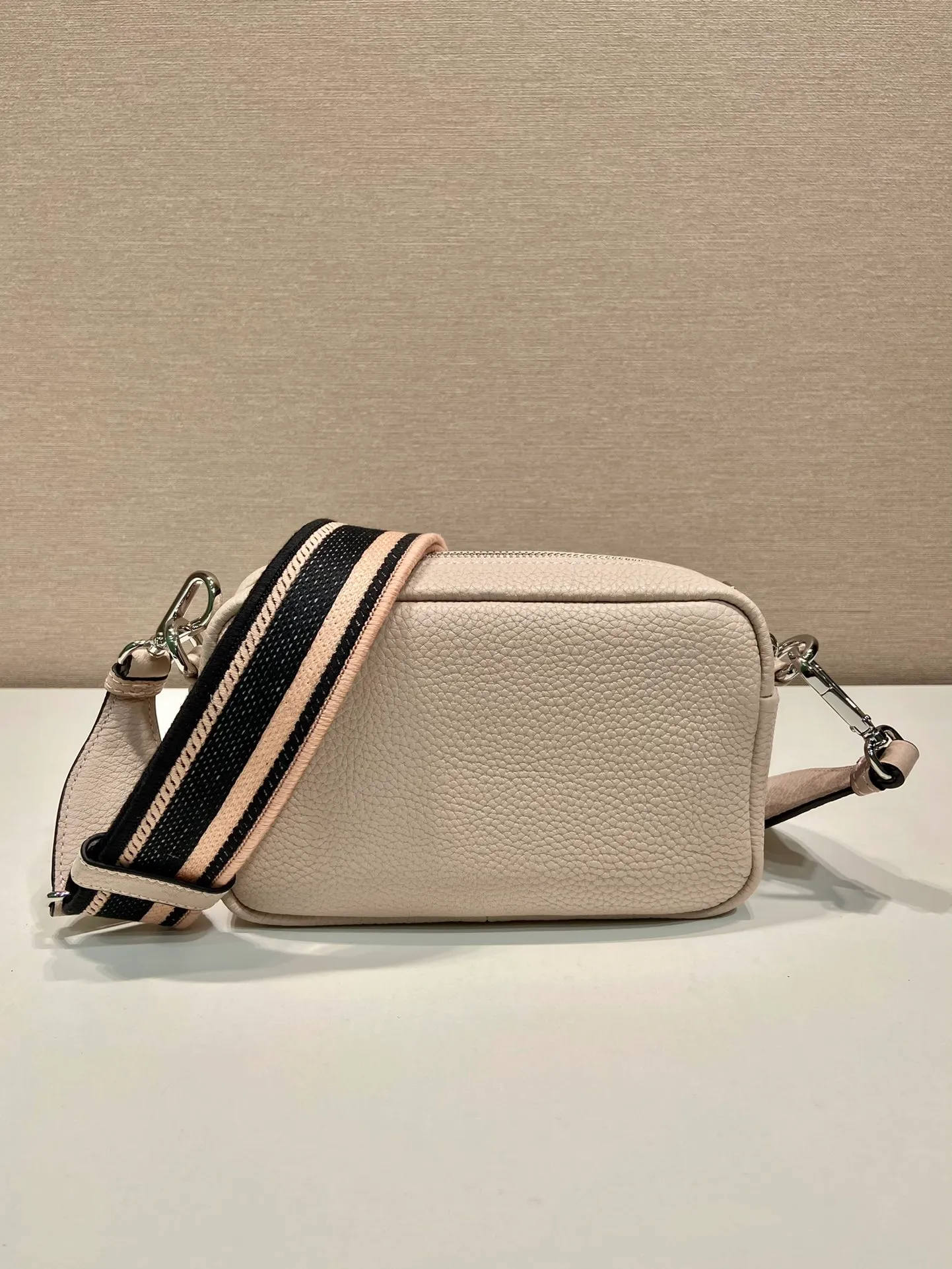 💰1600🎉New double shoulder strap🎉1BH192 single layer small size🎉 This single layer double shoulder strap is made of imported deerskin grain cowhide and equipped with two interchangeable and adjustable long shoulder straps. The combination of fabric webbing and cowhide is perfect😘, versatile for mixing and matching different clothes on different occasions😘, large capacity, super soft feel🎉Hurry up and get it🎉 Length 19x Height 12x Bottom 6cm🎉🎉🎉👏👏👏