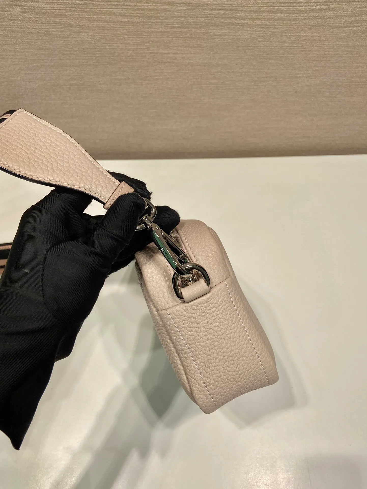 💰1600🎉New double shoulder strap🎉1BH192 single layer small size🎉 This single layer double shoulder strap is made of imported deerskin grain cowhide and equipped with two interchangeable and adjustable long shoulder straps. The combination of fabric webbing and cowhide is perfect😘, versatile for mixing and matching different clothes on different occasions😘, large capacity, super soft feel🎉Hurry up and get it🎉 Length 19x Height 12x Bottom 6cm🎉🎉🎉👏👏👏