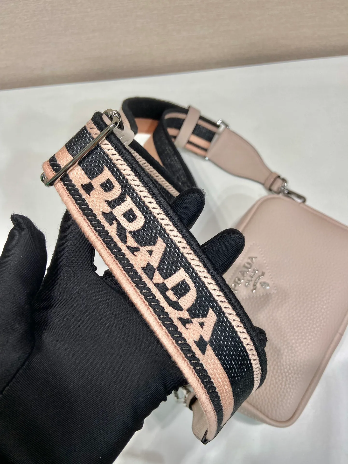 💰1600🎉New double shoulder strap🎉1BH192 single layer small size🎉 This single layer double shoulder strap is made of imported deerskin grain cowhide and equipped with two interchangeable and adjustable long shoulder straps. The combination of fabric webbing and cowhide is perfect😘, versatile for mixing and matching different clothes on different occasions😘, large capacity, super soft feel🎉Hurry up and get it🎉 Length 19x Height 12x Bottom 6cm🎉🎉🎉👏👏👏