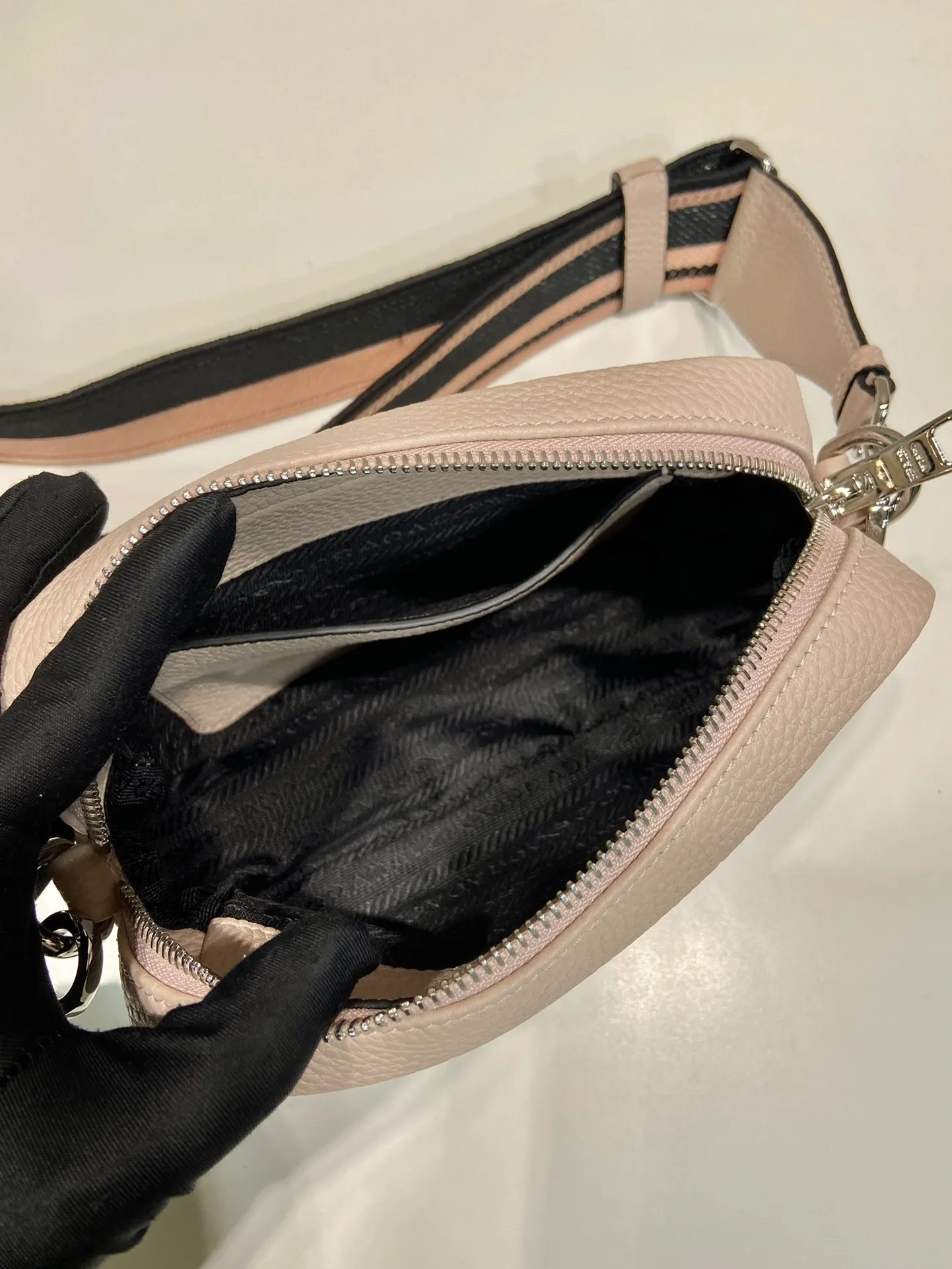 💰1600🎉New double shoulder strap🎉1BH192 single layer small size🎉 This single layer double shoulder strap is made of imported deerskin grain cowhide and equipped with two interchangeable and adjustable long shoulder straps. The combination of fabric webbing and cowhide is perfect😘, versatile for mixing and matching different clothes on different occasions😘, large capacity, super soft feel🎉Hurry up and get it🎉 Length 19x Height 12x Bottom 6cm🎉🎉🎉👏👏👏
