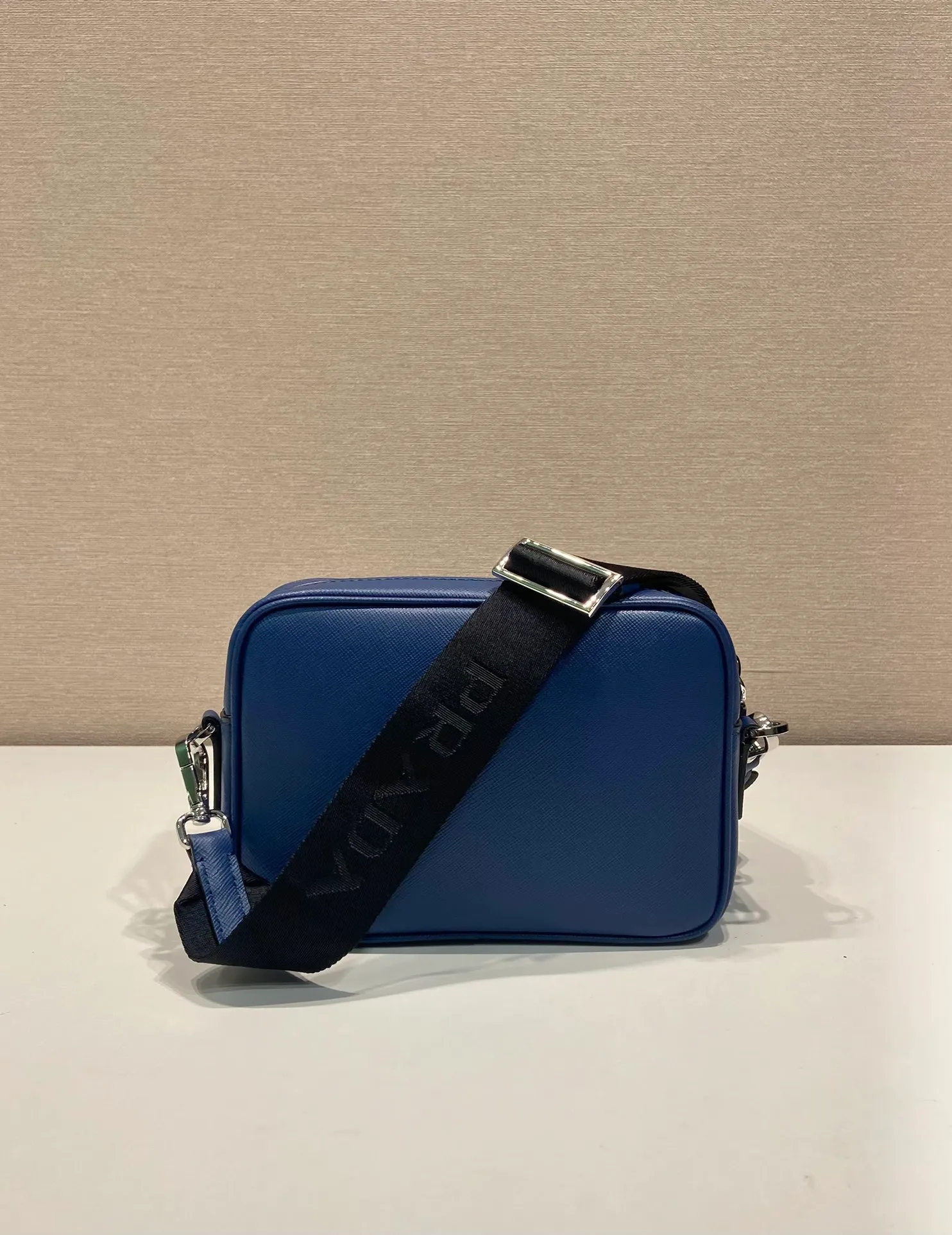 💰1640🎉New style🎉2VH170🎉🎉New color This shoulder bag is made of Saffiano leather, and its simple lines highlight a striking style. The iconic Saffiano leather material is synonymous with luxury and a status symbol of traditional Italian leather goods manufacturing craftsmanship. Equipped with a detachable leather pouch and enamel-coated triangle logo, and a detachable and adjustable nylon long shoulder strap, it is more simple and elegant. Get it now🎉🎉 Length 20x Height 13.5x Bottom 7cm🎉🎉🎉👏👏👏