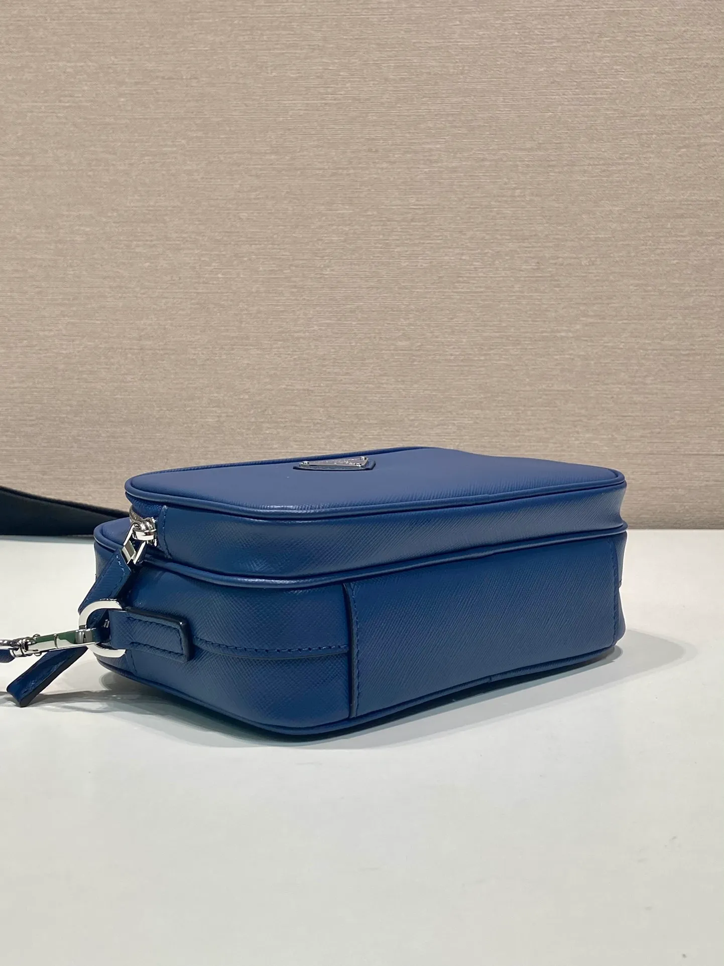 💰1640🎉New style🎉2VH170🎉🎉New color This shoulder bag is made of Saffiano leather, and its simple lines highlight a striking style. The iconic Saffiano leather material is synonymous with luxury and a status symbol of traditional Italian leather goods manufacturing craftsmanship. Equipped with a detachable leather pouch and enamel-coated triangle logo, and a detachable and adjustable nylon long shoulder strap, it is more simple and elegant. Get it now🎉🎉 Length 20x Height 13.5x Bottom 7cm🎉🎉🎉👏👏👏