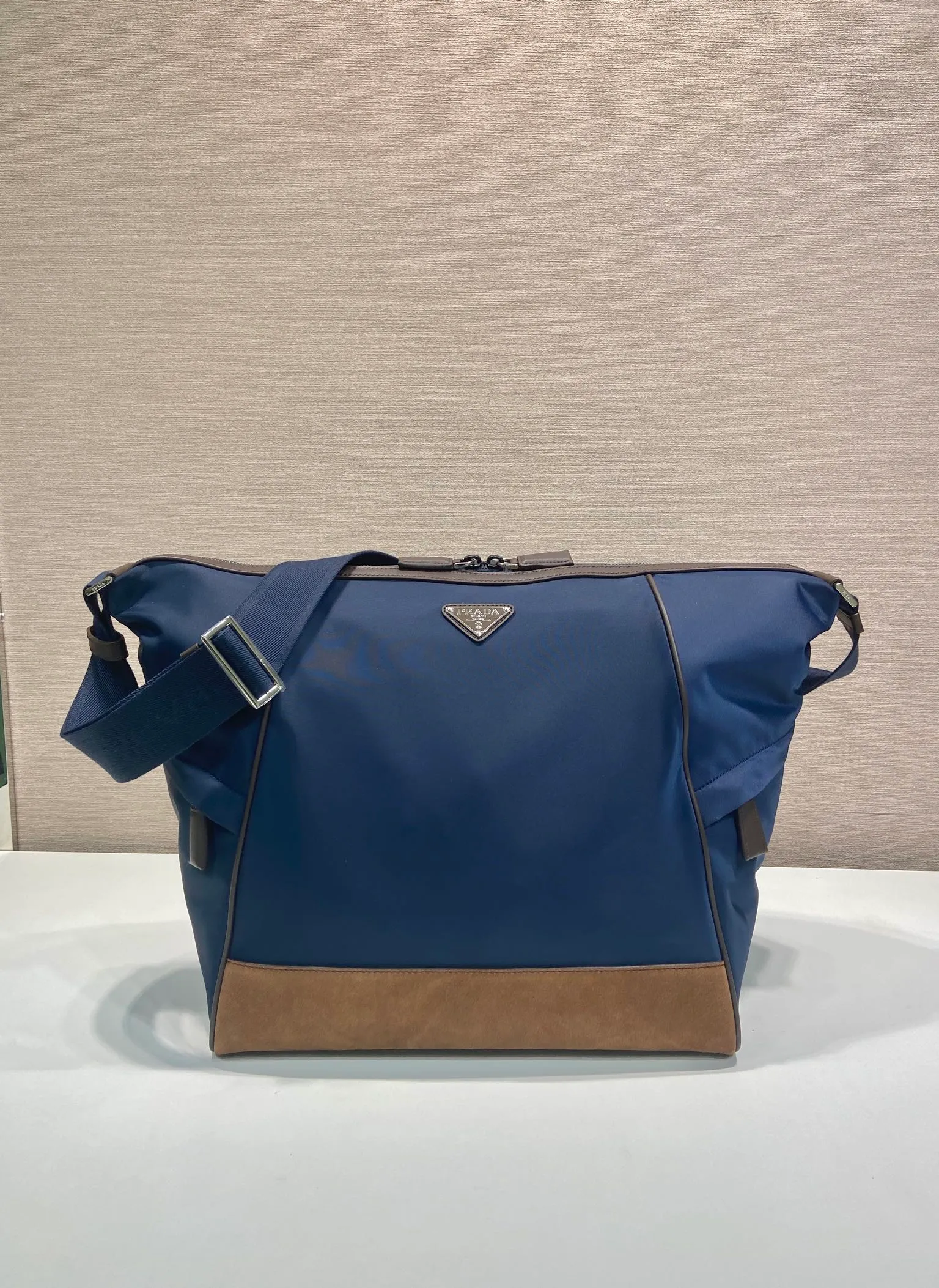 💰1460🎉New messenger bag🎉2VH180 new product🎉🎉 This messenger bag adopts a sports style design, decorated with suede details/calfskin/imported nylon fabric, large capacity, and equipped with an adjustable shoulder strap. Showcase a flexible and versatile modern style. The colors are mixed and matched, very fashionable and beautiful😘😘Handsome guys, hurry up and get it🎉🎉 Length 34x Height 34x Bottom 17cm🎉🎉🎉💰💰💰