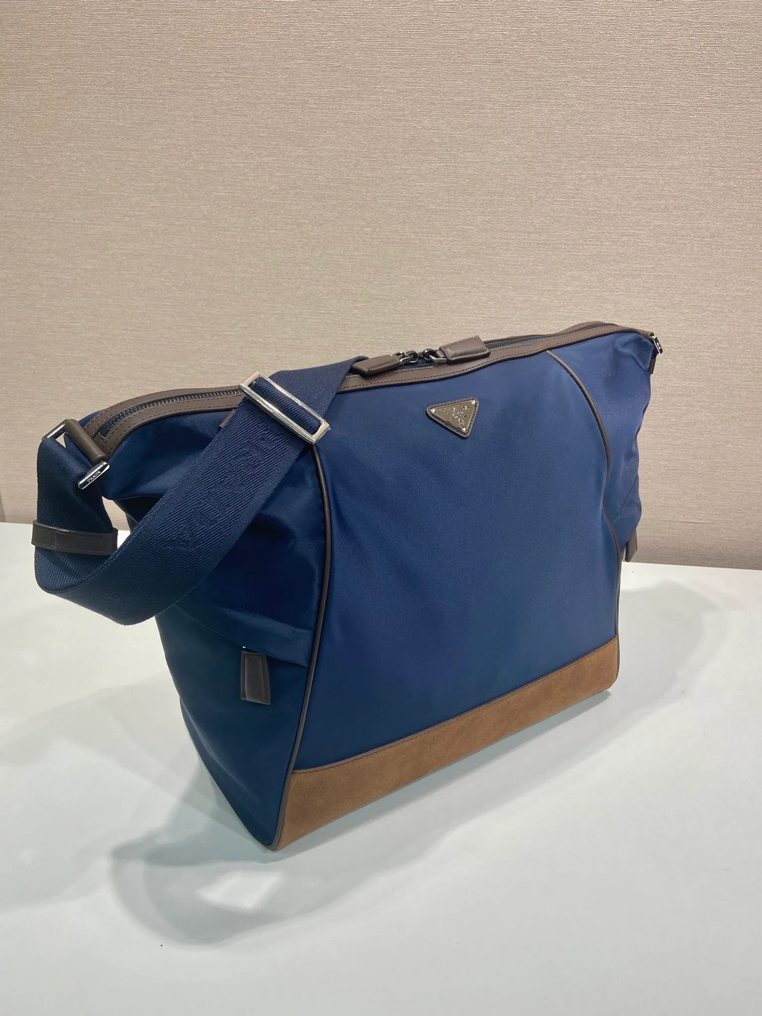 💰1460🎉New messenger bag🎉2VH180 new product🎉🎉 This messenger bag adopts a sports style design, decorated with suede details/calfskin/imported nylon fabric, large capacity, and equipped with an adjustable shoulder strap. Showcase a flexible and versatile modern style. The colors are mixed and matched, very fashionable and beautiful😘😘Handsome guys, hurry up and get it🎉🎉 Length 34x Height 34x Bottom 17cm🎉🎉🎉💰💰💰