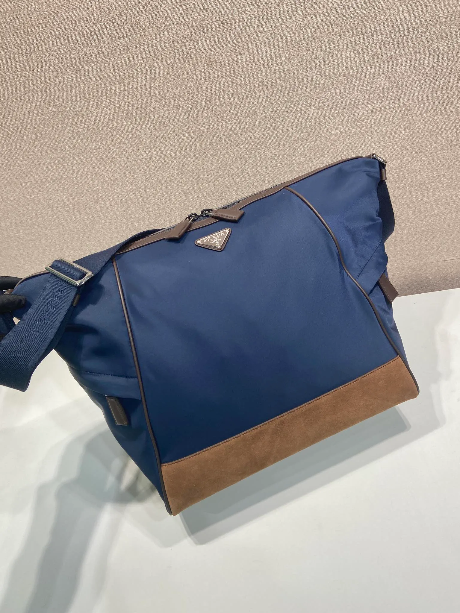 💰1460🎉New messenger bag🎉2VH180 new product🎉🎉 This messenger bag adopts a sports style design, decorated with suede details/calfskin/imported nylon fabric, large capacity, and equipped with an adjustable shoulder strap. Showcase a flexible and versatile modern style. The colors are mixed and matched, very fashionable and beautiful😘😘Handsome guys, hurry up and get it🎉🎉 Length 34x Height 34x Bottom 17cm🎉🎉🎉💰💰💰