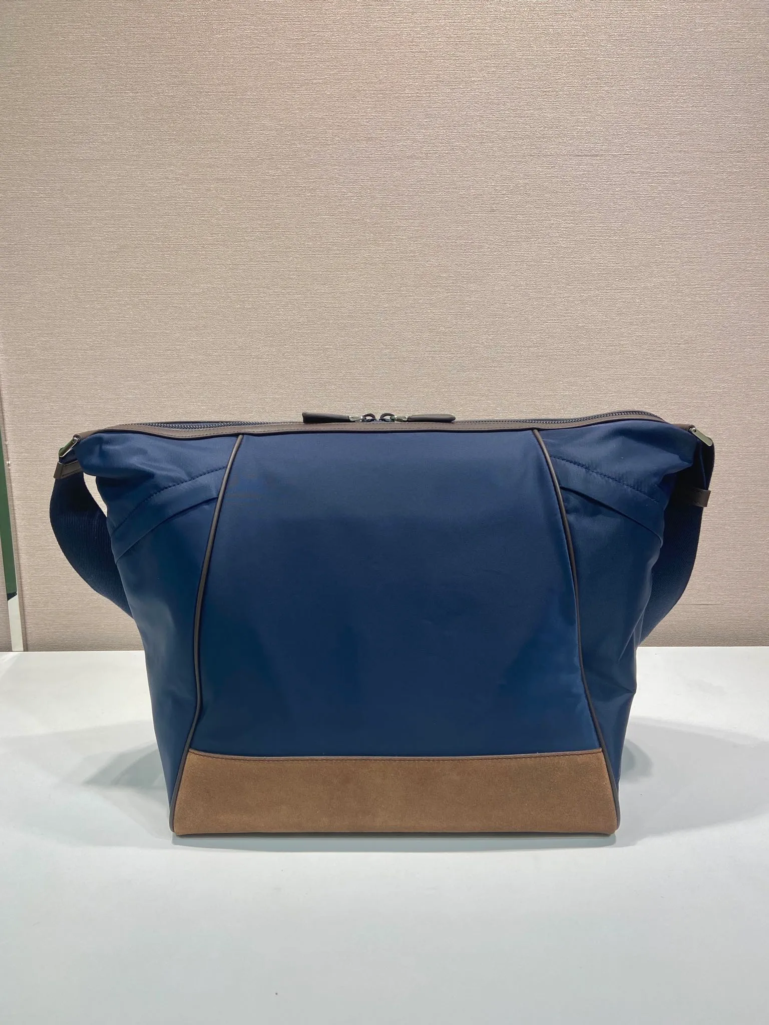 💰1460🎉New messenger bag🎉2VH180 new product🎉🎉 This messenger bag adopts a sports style design, decorated with suede details/calfskin/imported nylon fabric, large capacity, and equipped with an adjustable shoulder strap. Showcase a flexible and versatile modern style. The colors are mixed and matched, very fashionable and beautiful😘😘Handsome guys, hurry up and get it🎉🎉 Length 34x Height 34x Bottom 17cm🎉🎉🎉💰💰💰