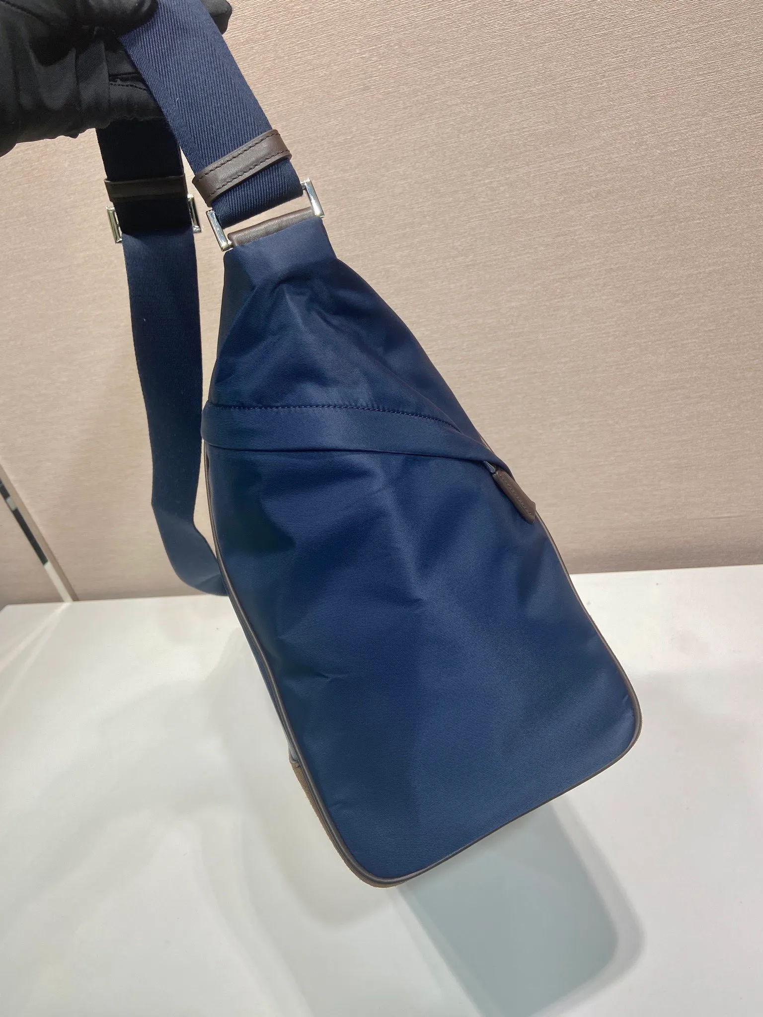 💰1460🎉New messenger bag🎉2VH180 new product🎉🎉 This messenger bag adopts a sports style design, decorated with suede details/calfskin/imported nylon fabric, large capacity, and equipped with an adjustable shoulder strap. Showcase a flexible and versatile modern style. The colors are mixed and matched, very fashionable and beautiful😘😘Handsome guys, hurry up and get it🎉🎉 Length 34x Height 34x Bottom 17cm🎉🎉🎉💰💰💰