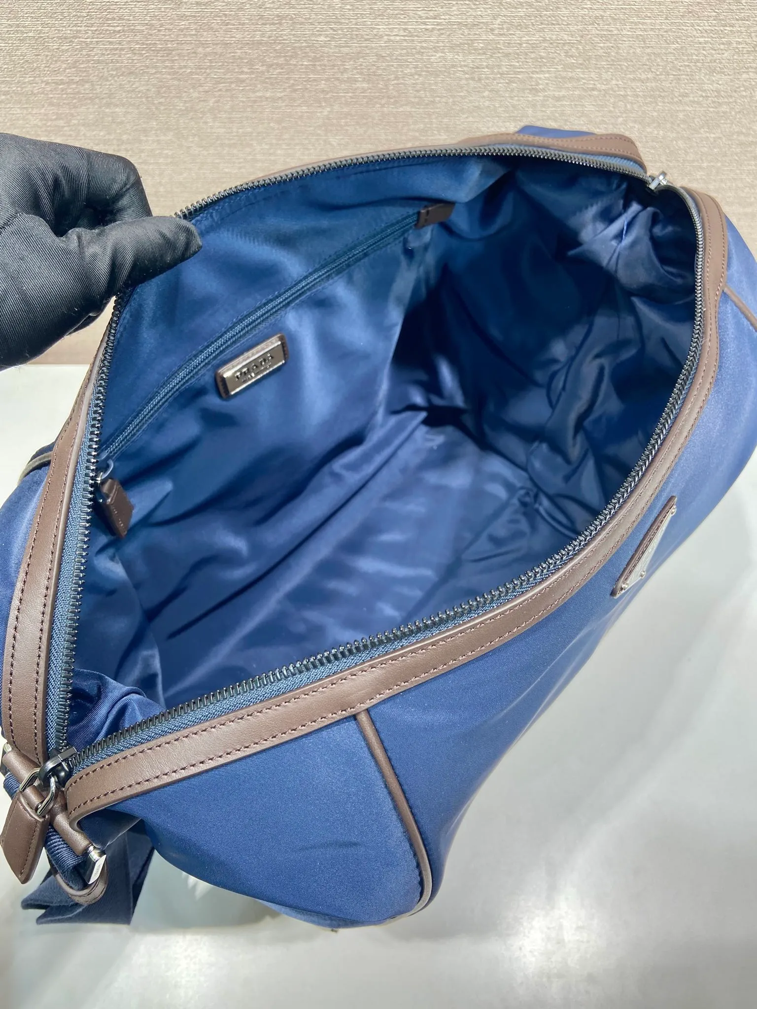 💰1460🎉New messenger bag🎉2VH180 new product🎉🎉 This messenger bag adopts a sports style design, decorated with suede details/calfskin/imported nylon fabric, large capacity, and equipped with an adjustable shoulder strap. Showcase a flexible and versatile modern style. The colors are mixed and matched, very fashionable and beautiful😘😘Handsome guys, hurry up and get it🎉🎉 Length 34x Height 34x Bottom 17cm🎉🎉🎉💰💰💰