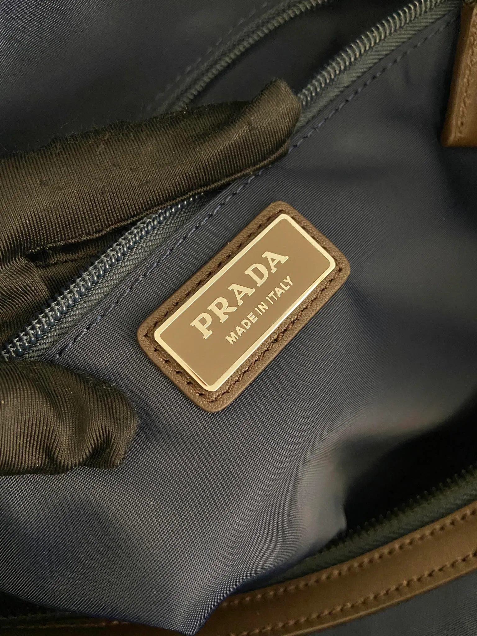 💰1460🎉New messenger bag🎉2VH180 new product🎉🎉 This messenger bag adopts a sports style design, decorated with suede details/calfskin/imported nylon fabric, large capacity, and equipped with an adjustable shoulder strap. Showcase a flexible and versatile modern style. The colors are mixed and matched, very fashionable and beautiful😘😘Handsome guys, hurry up and get it🎉🎉 Length 34x Height 34x Bottom 17cm🎉🎉🎉💰💰💰